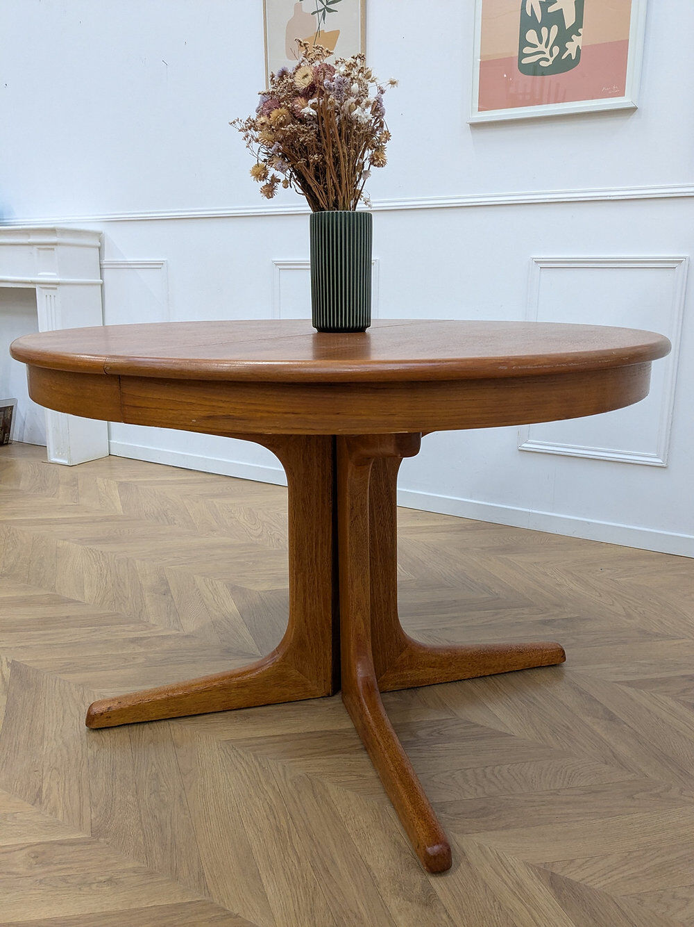 Scandinavian extendable round table