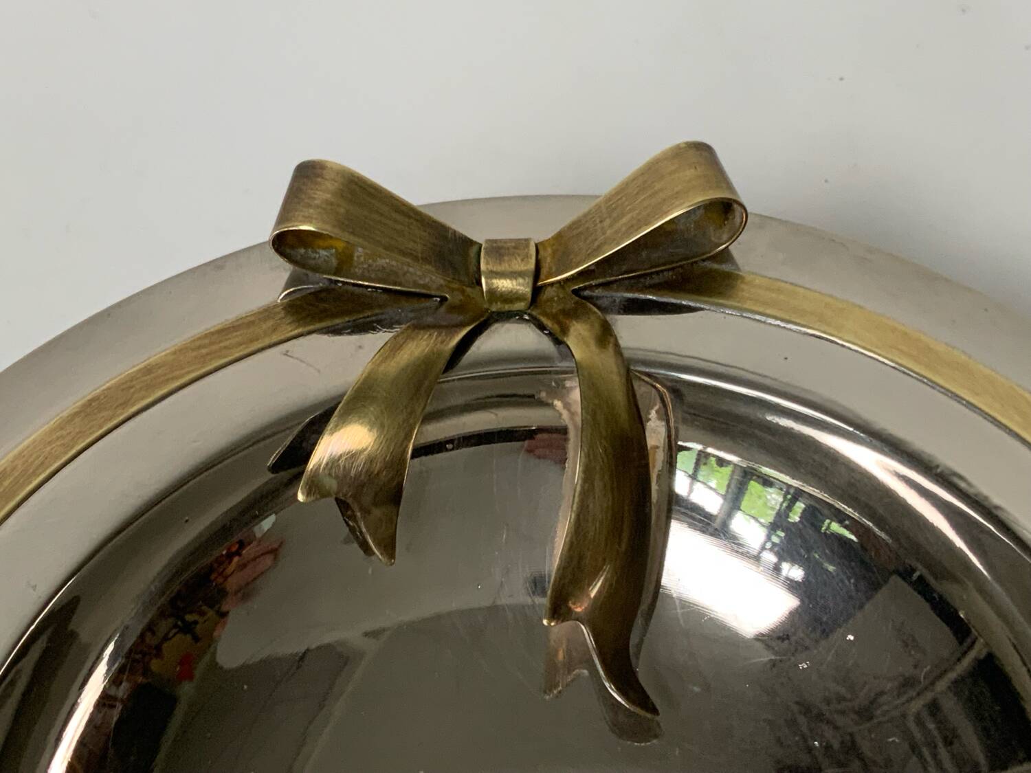 Metal pocket emptier