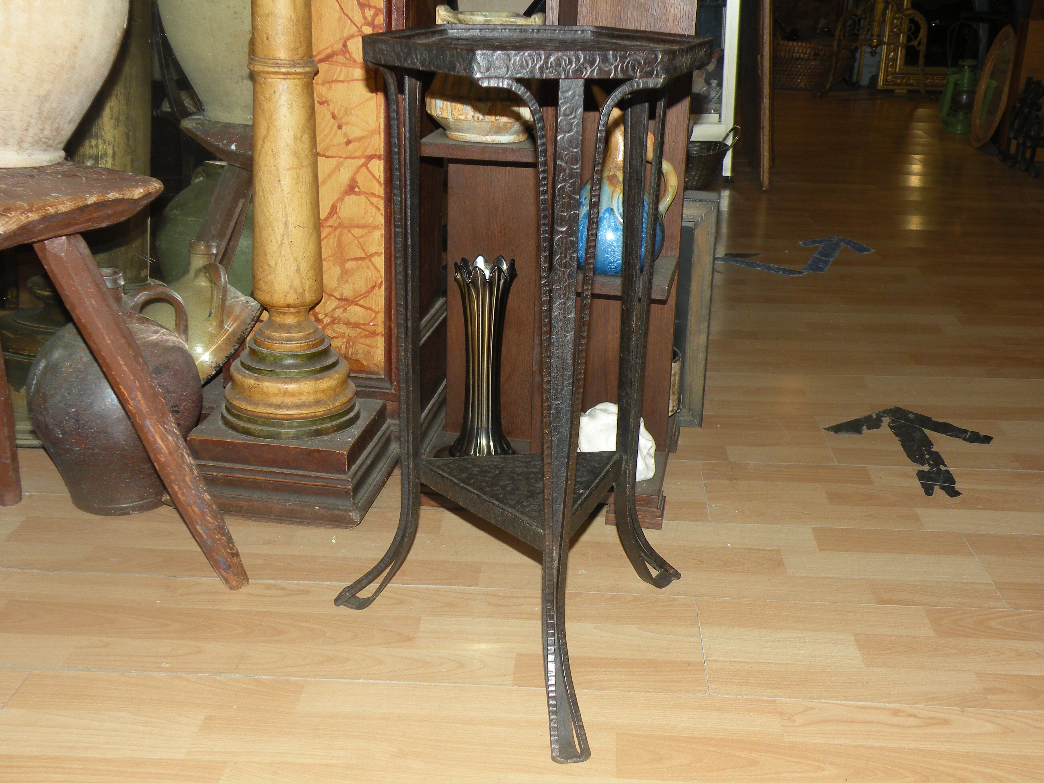 Sellette art déco époque 1920 1930 en fer martelé