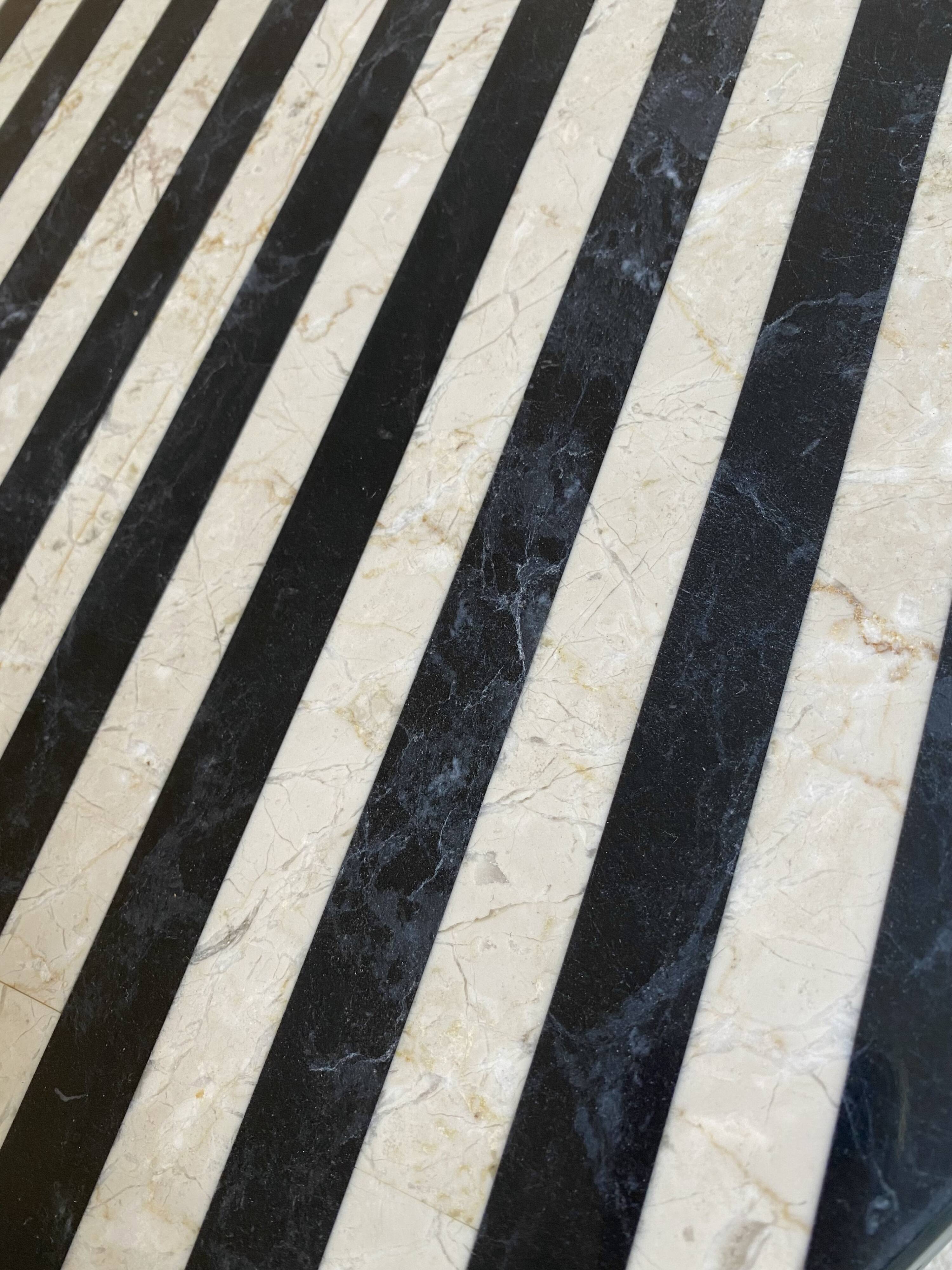 Table basse tripode, plateau en marbre crème et noir, vintage 1970