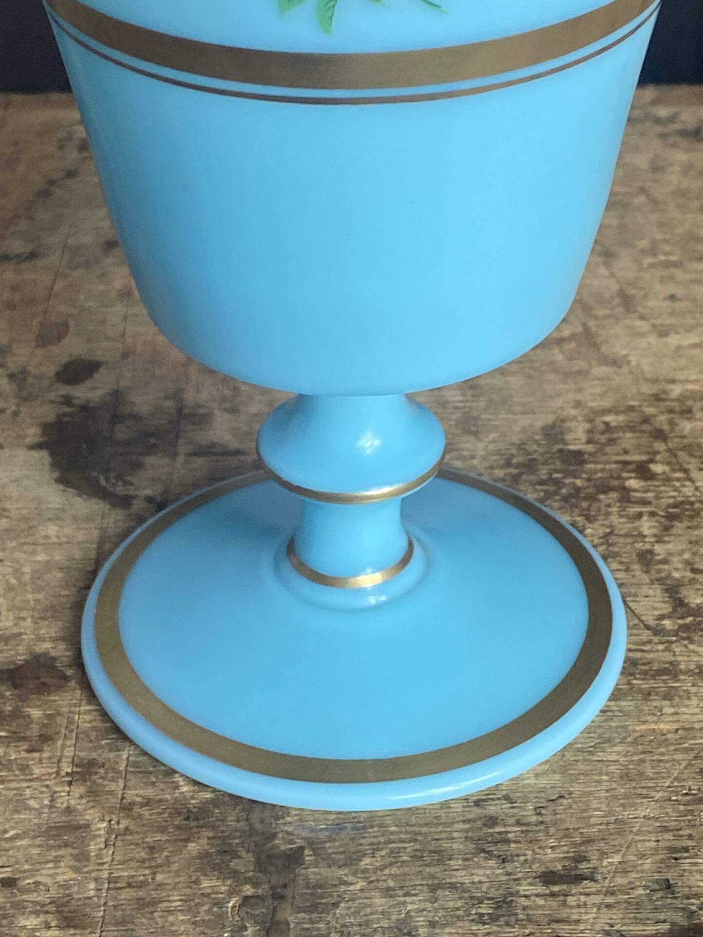 Calice en verre opalin bleu