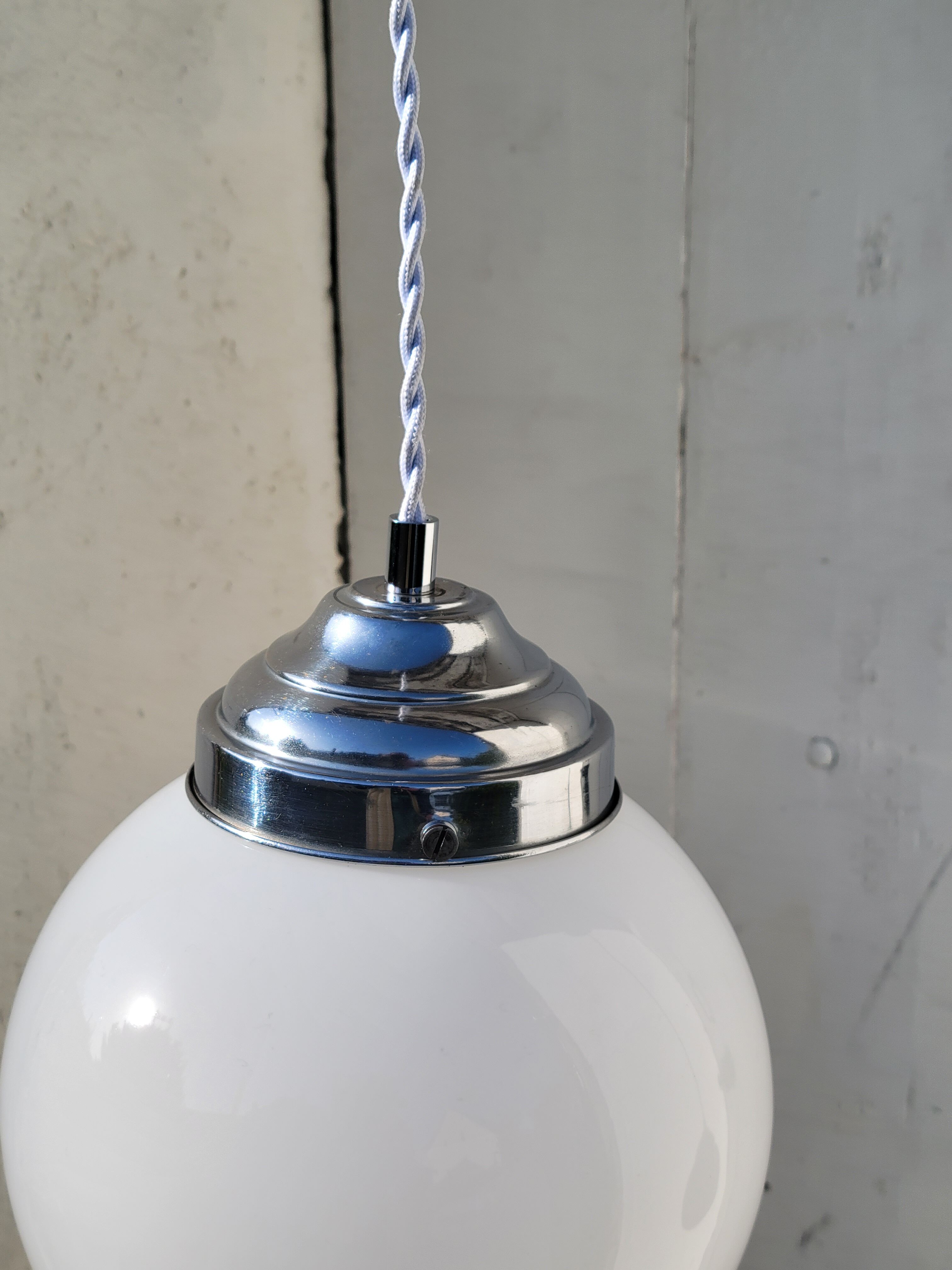Opaline globe suspension