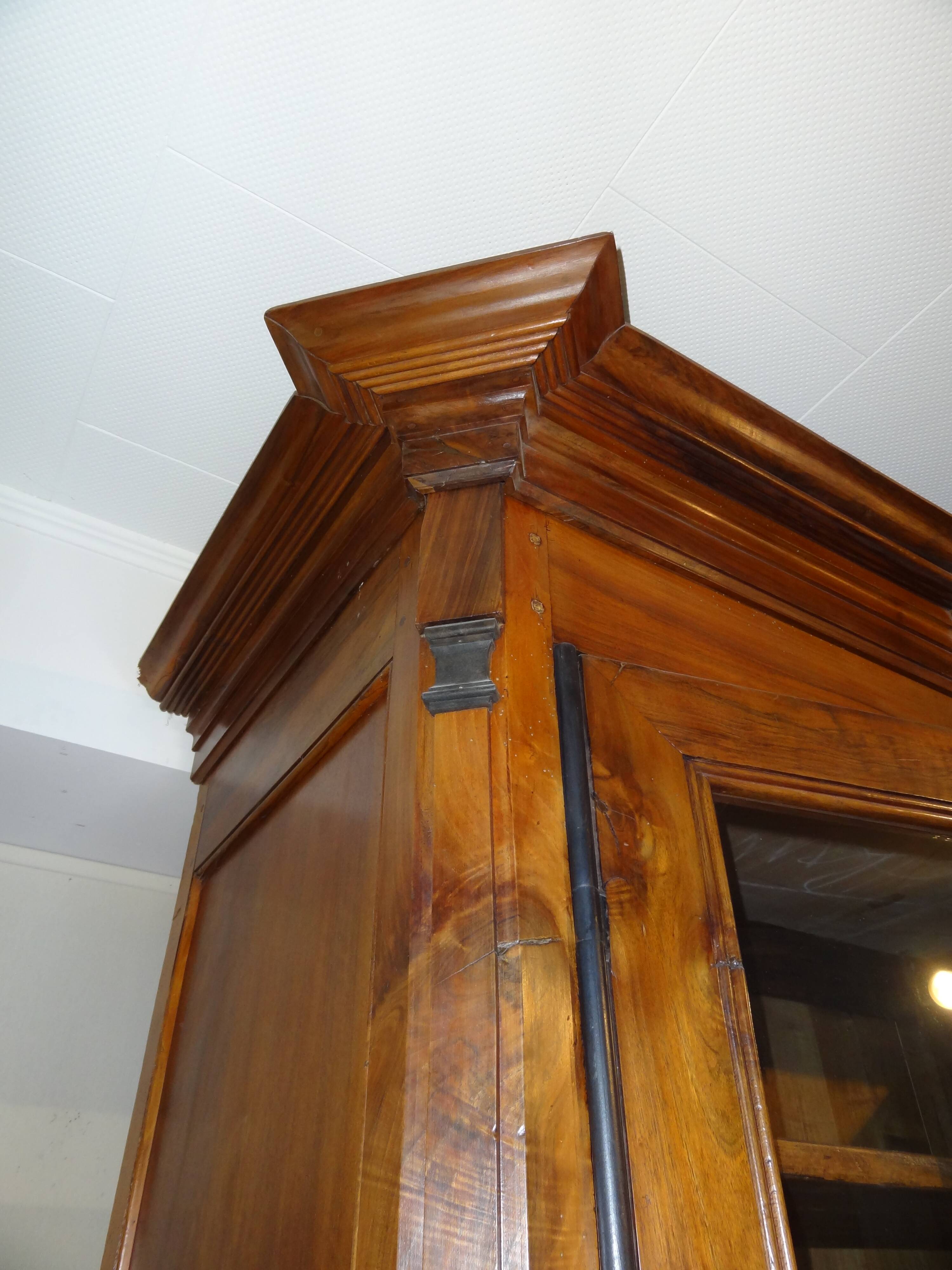 Large director's bookcase in solid walnut, 19th century.