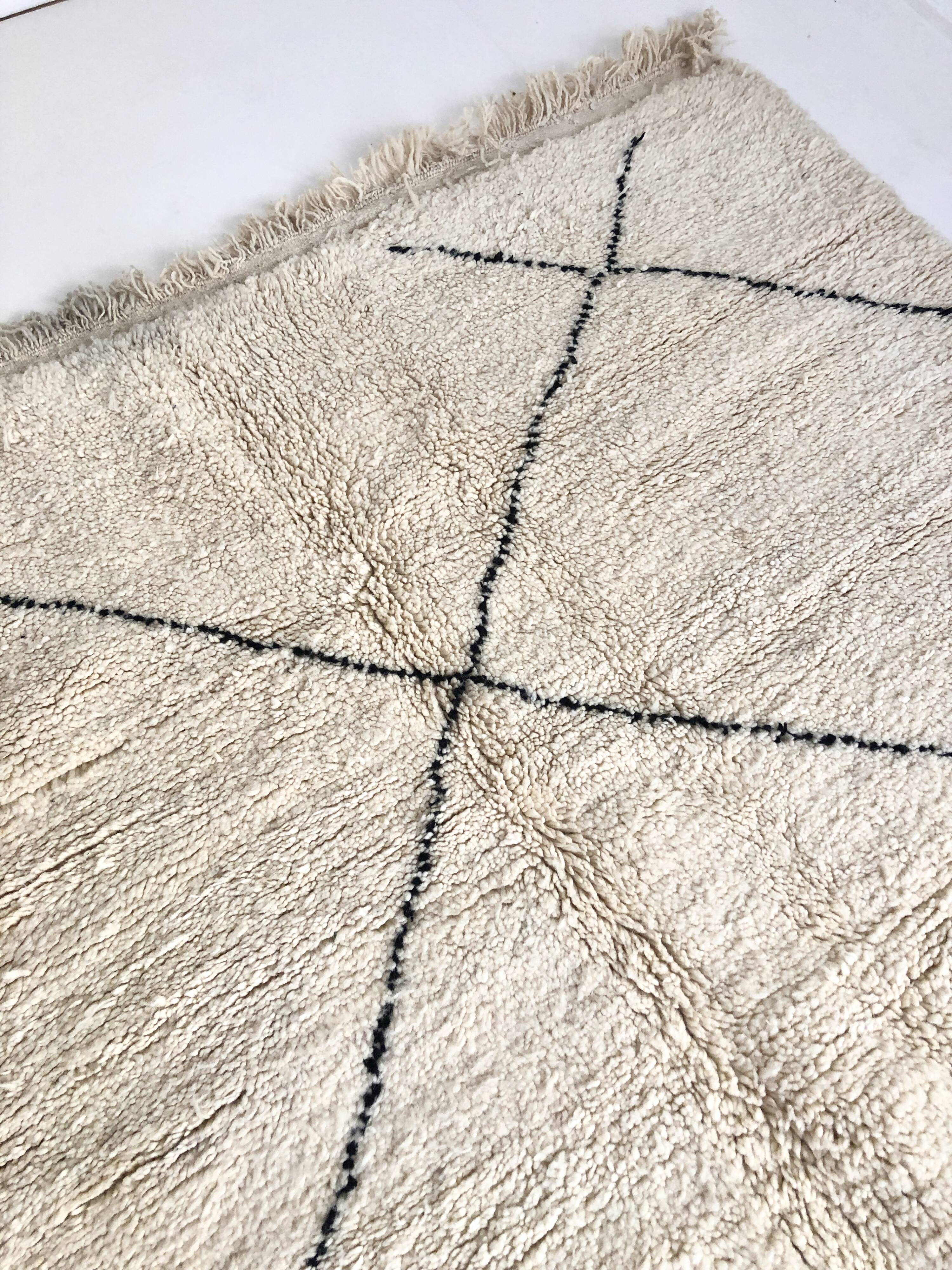 Moroccan Berber carpet with black diamonds 2,36x1.73m