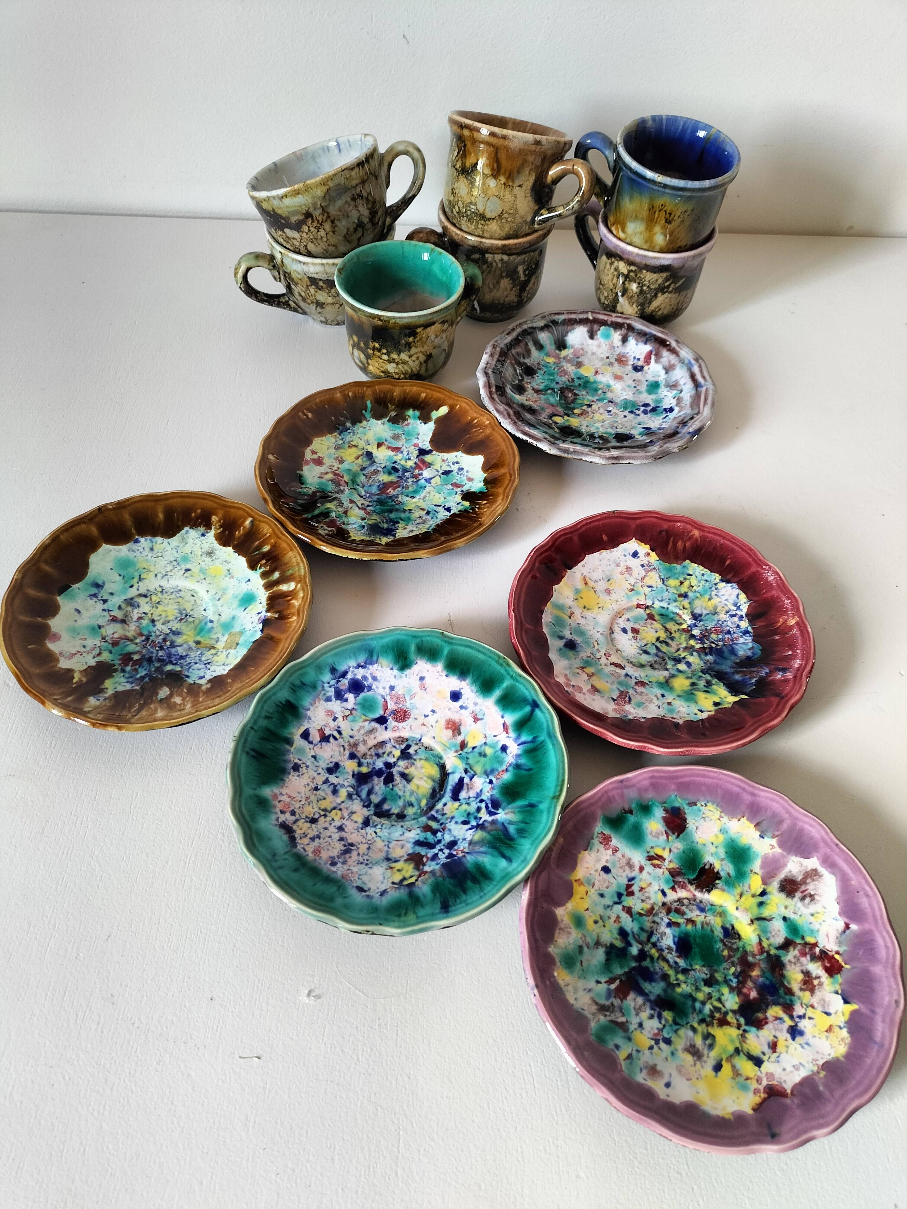 Tasses et soucoupes Morvan en céramique émaillée polychrome
