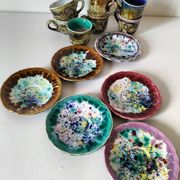 Tasses et soucoupes Morvan en céramique émaillée polychrome