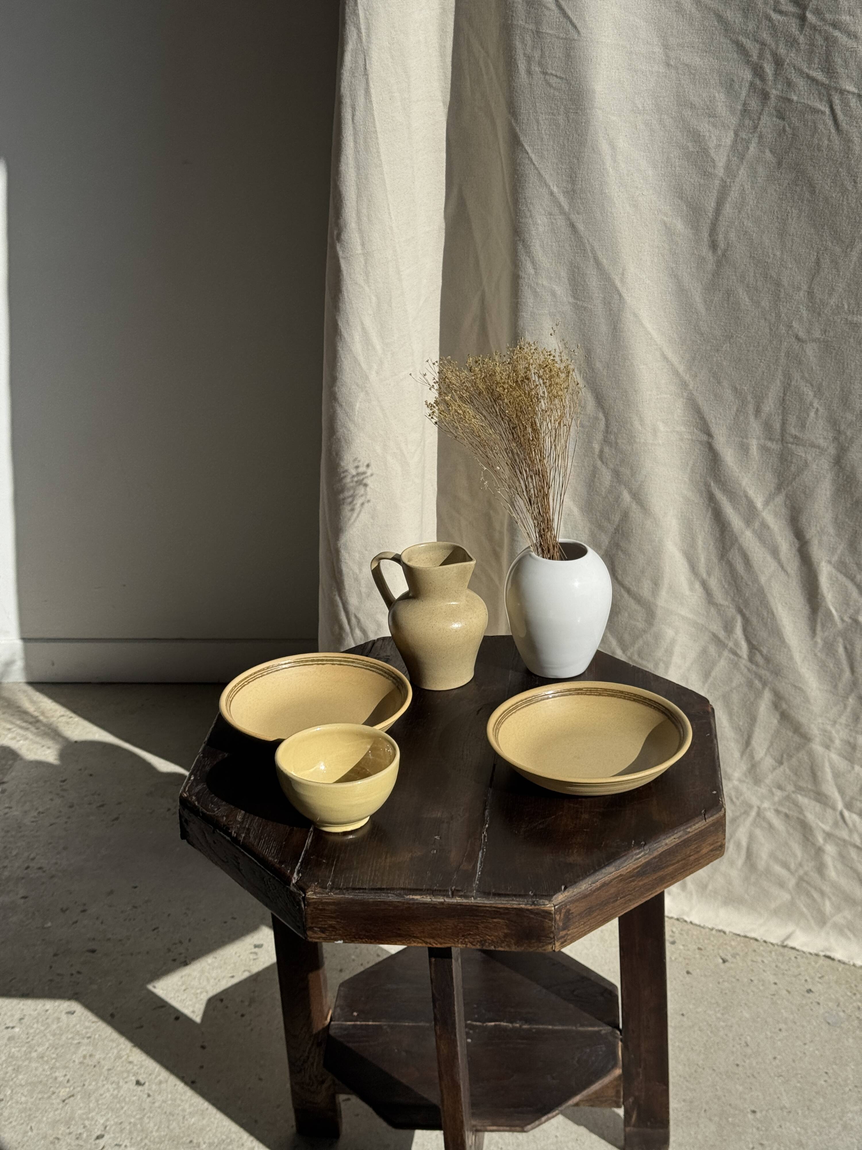 Small beige stoneware jug H14 L15