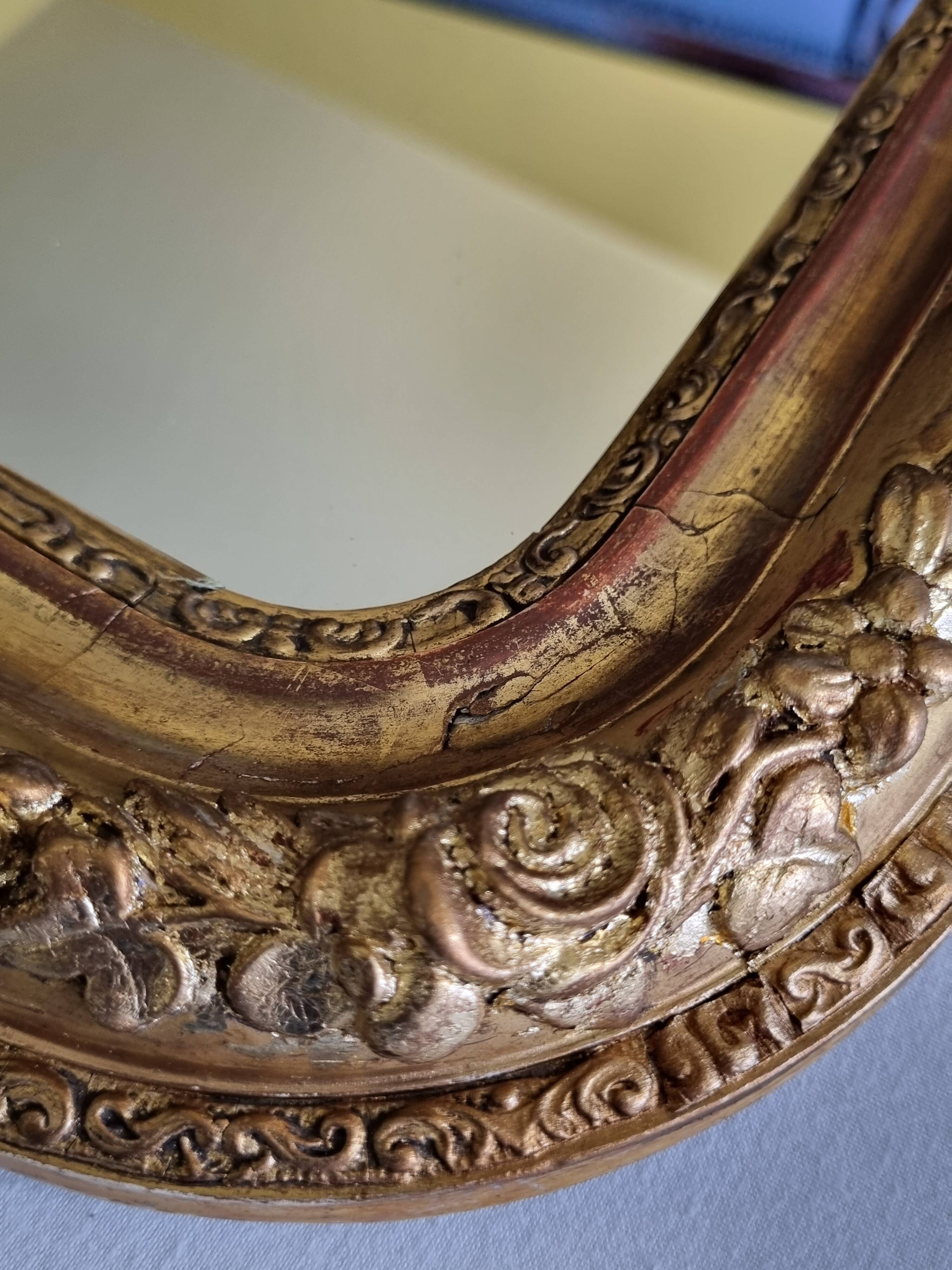 Miroir Louis-Philippe en bois et stuc doré à décor floral, XIXe,  43x38 cm