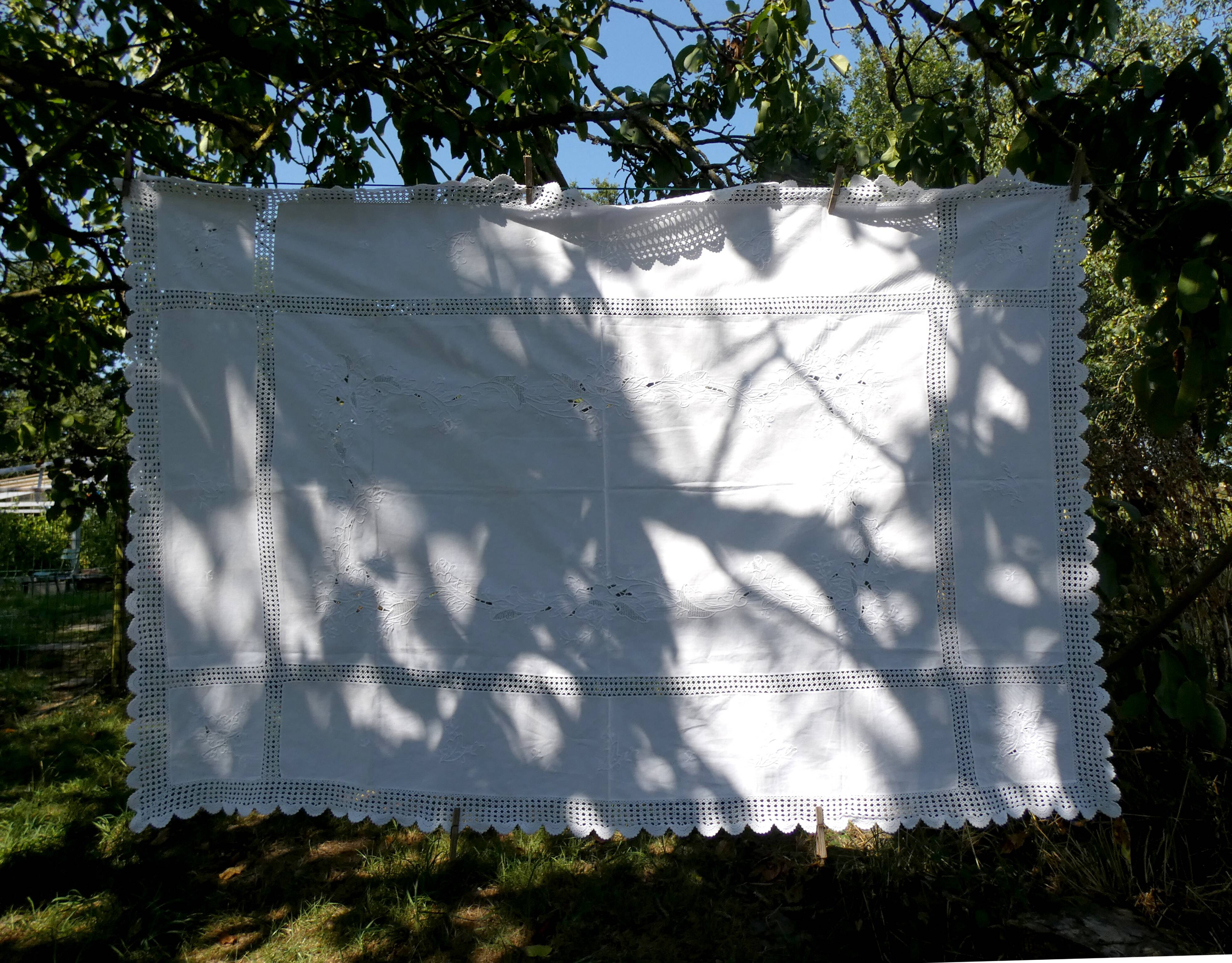 Ancienne nappe blanche brodée rectangulaire 150 x 100 cm