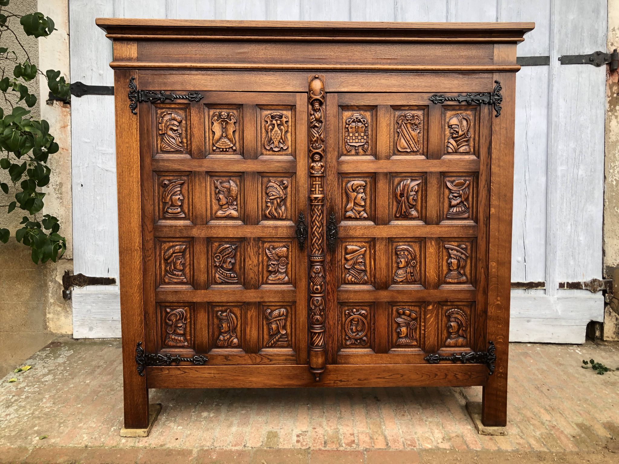 Meuble espagnol bois sculpté profils et armoiries 1950
