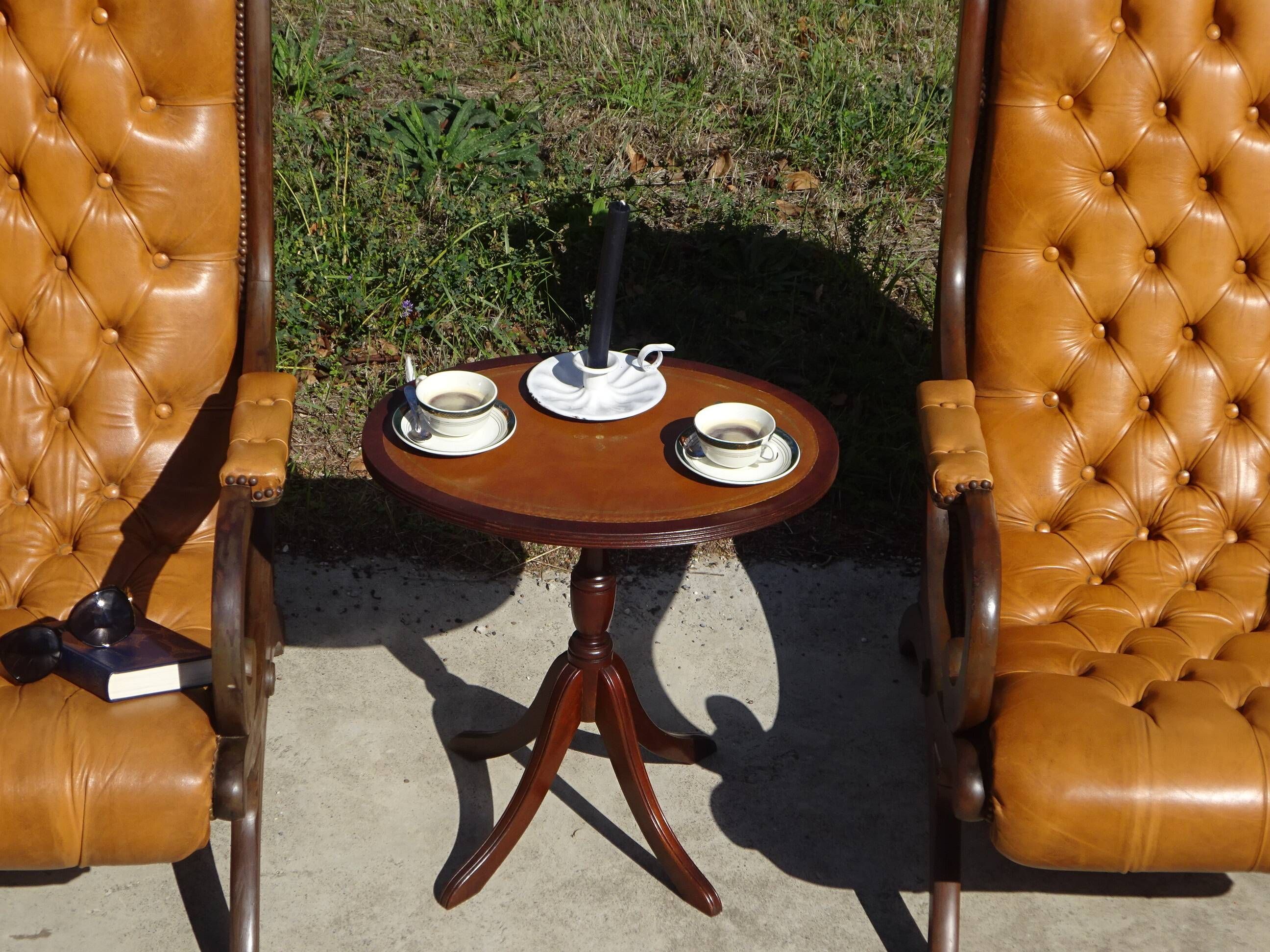 Small side table with an oval top in English style.