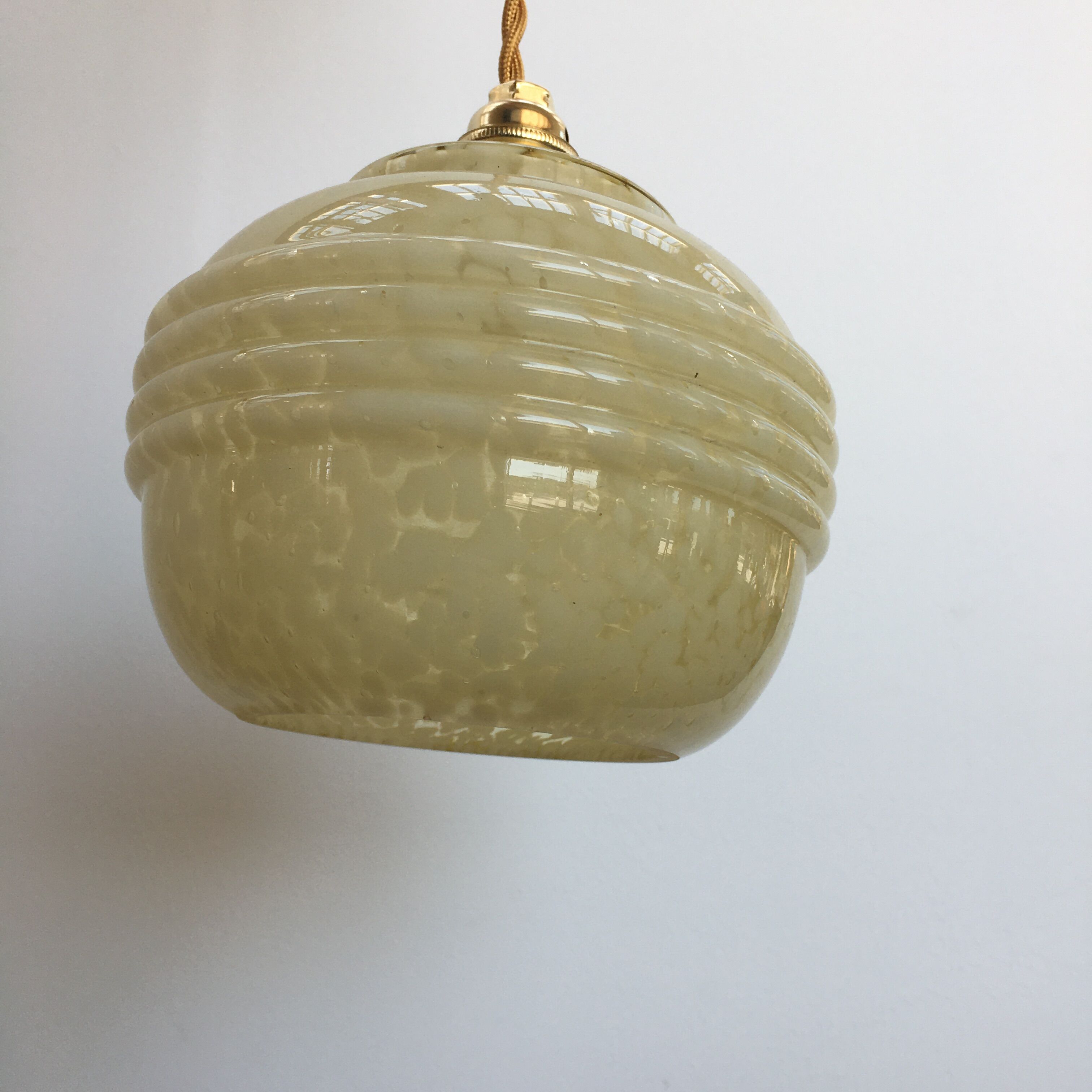 Pale yellow Clichy glass suspension