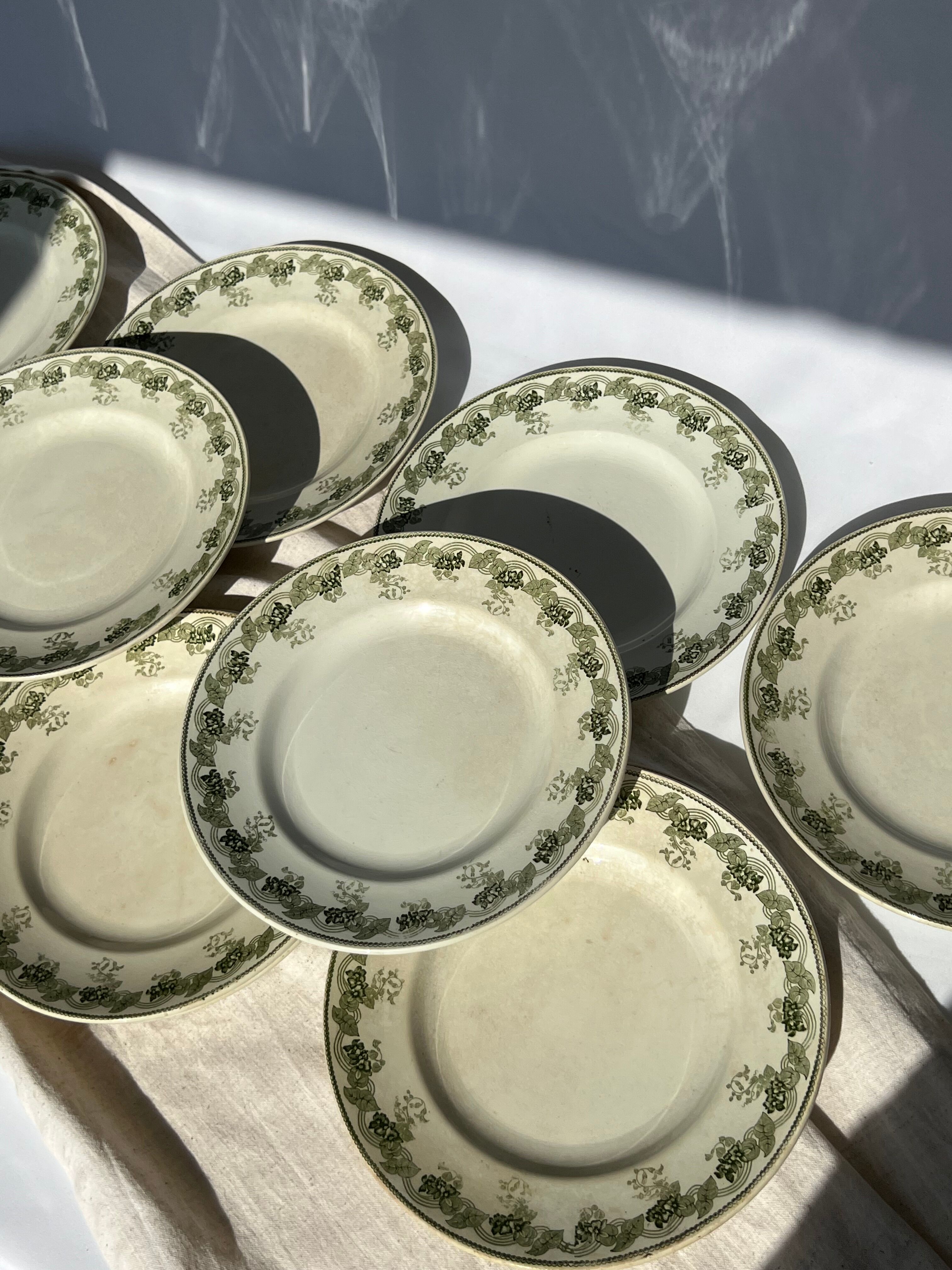 Moulin Des Loups & Hamage 12 plates model "Violetta" early twentieth century