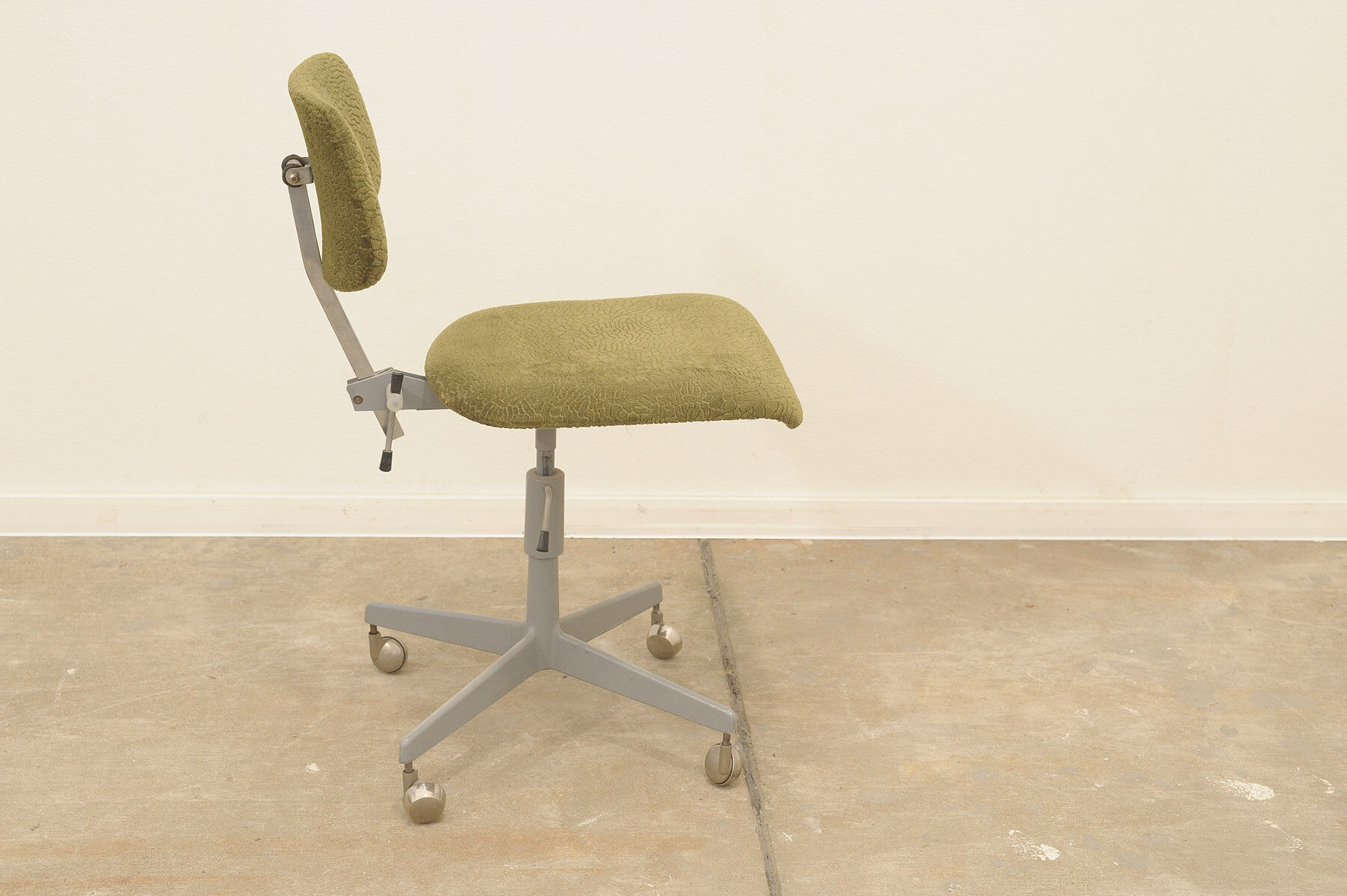 Midcentury swivel desk chair by Kovona 1950s