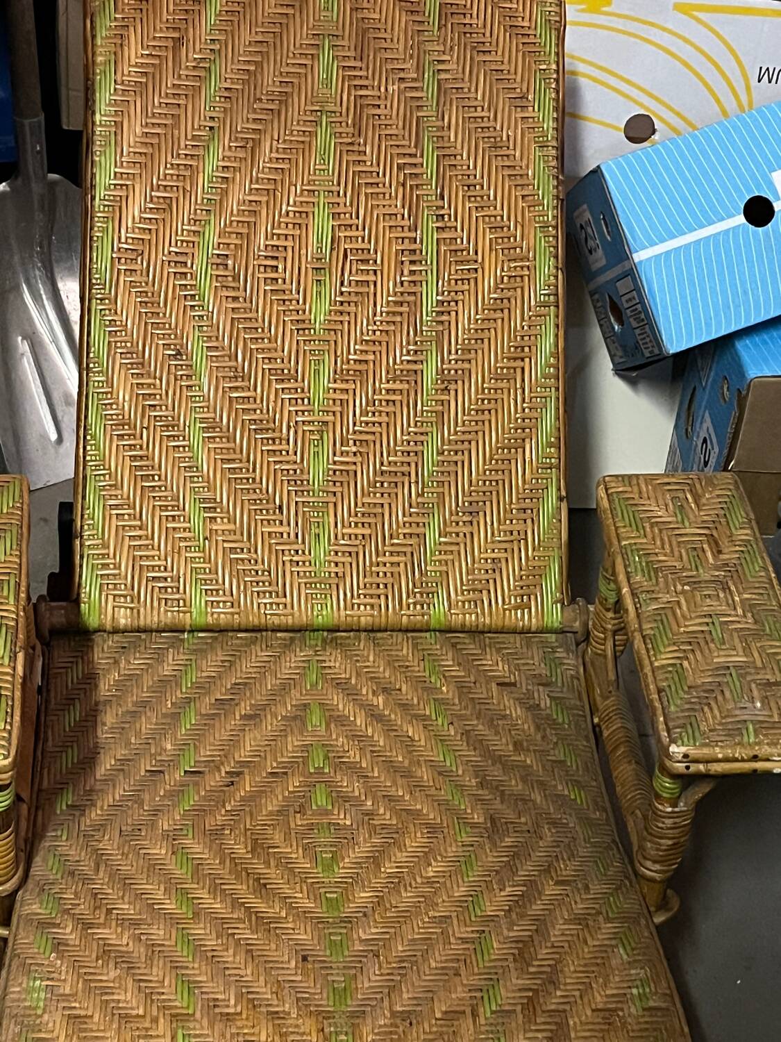 Ancienne chaise longue fauteuil en rotin osier de jardin