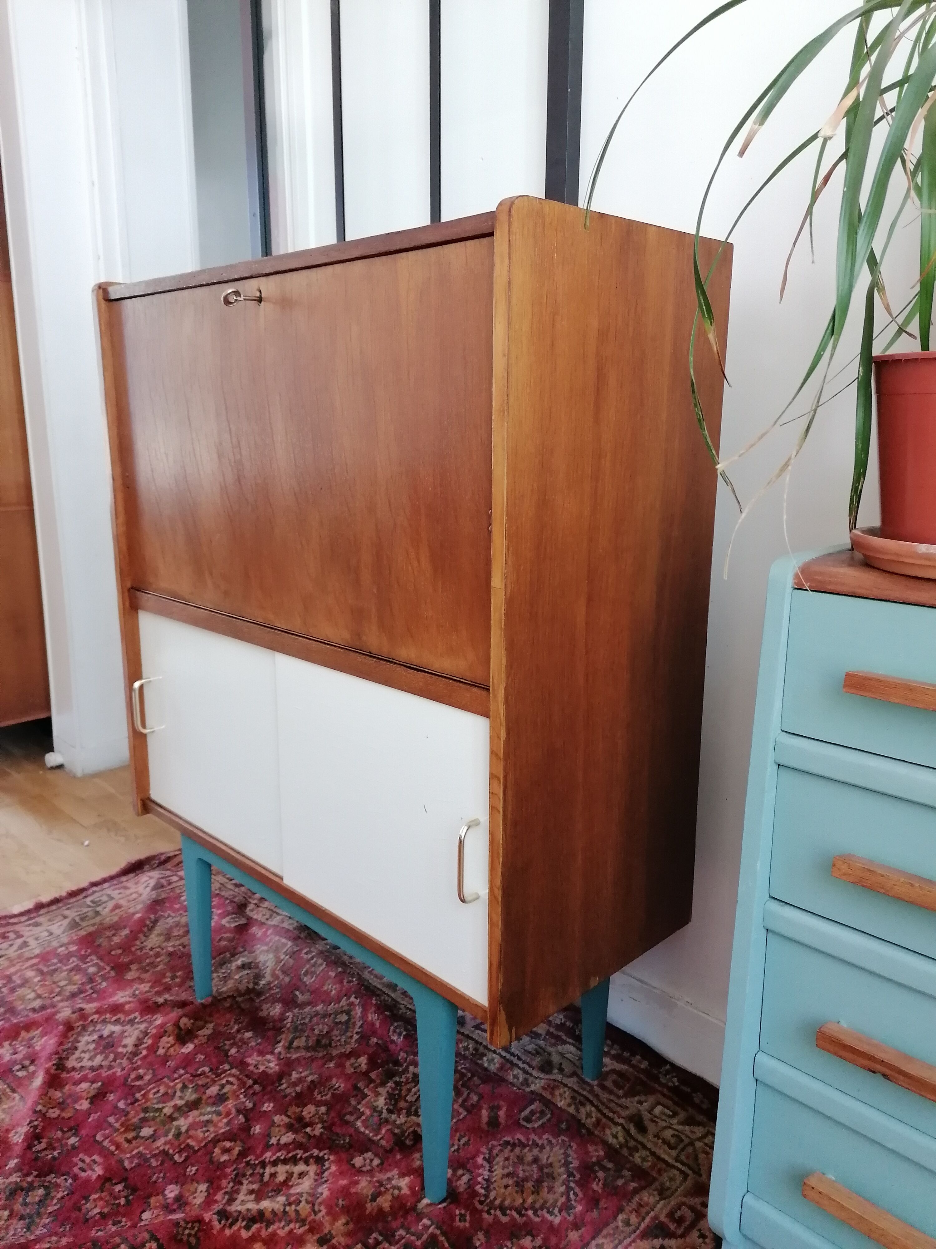 Scandinavian secretary