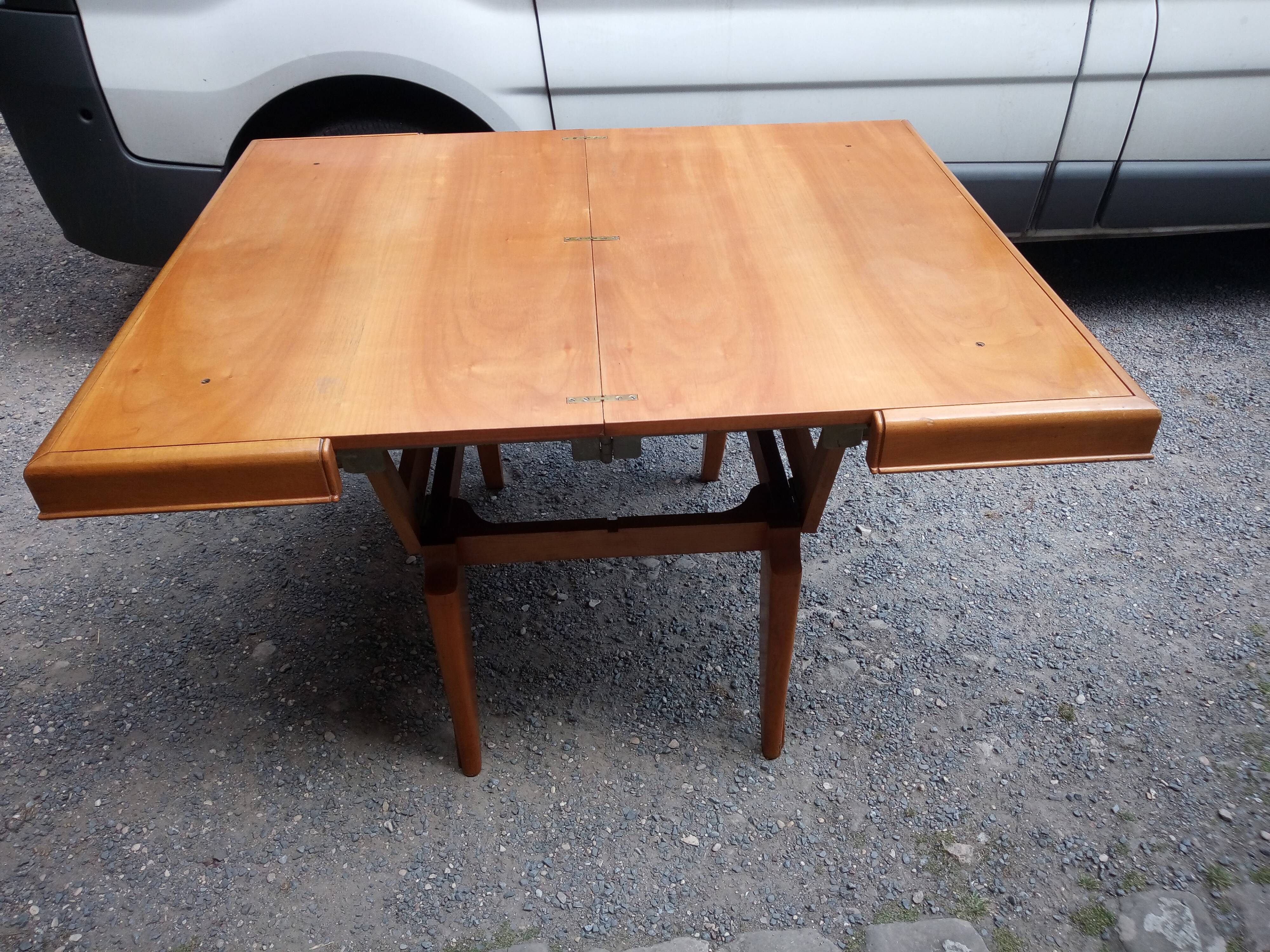 Uplifting coffee table