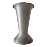 Vase ancien de cimetière en aluminium