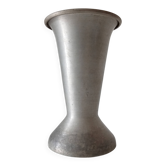 Vase ancien de cimetière en aluminium
