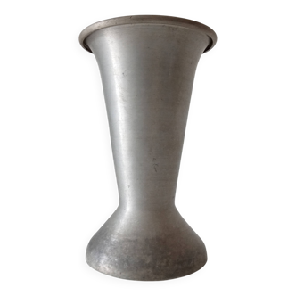 Vase ancien de cimetière en aluminium
