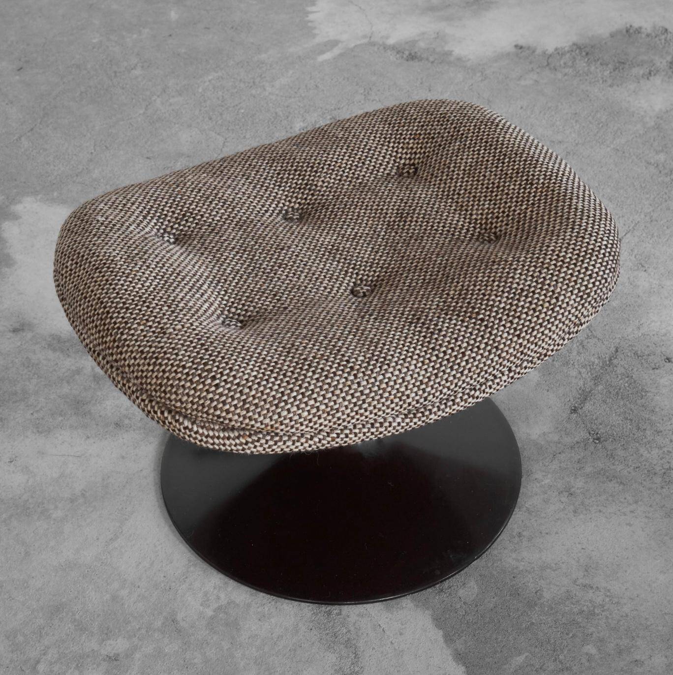 Geoffrey Harcourt, pair of F152 lounge chairs with ottoman for Artifort, 1975.