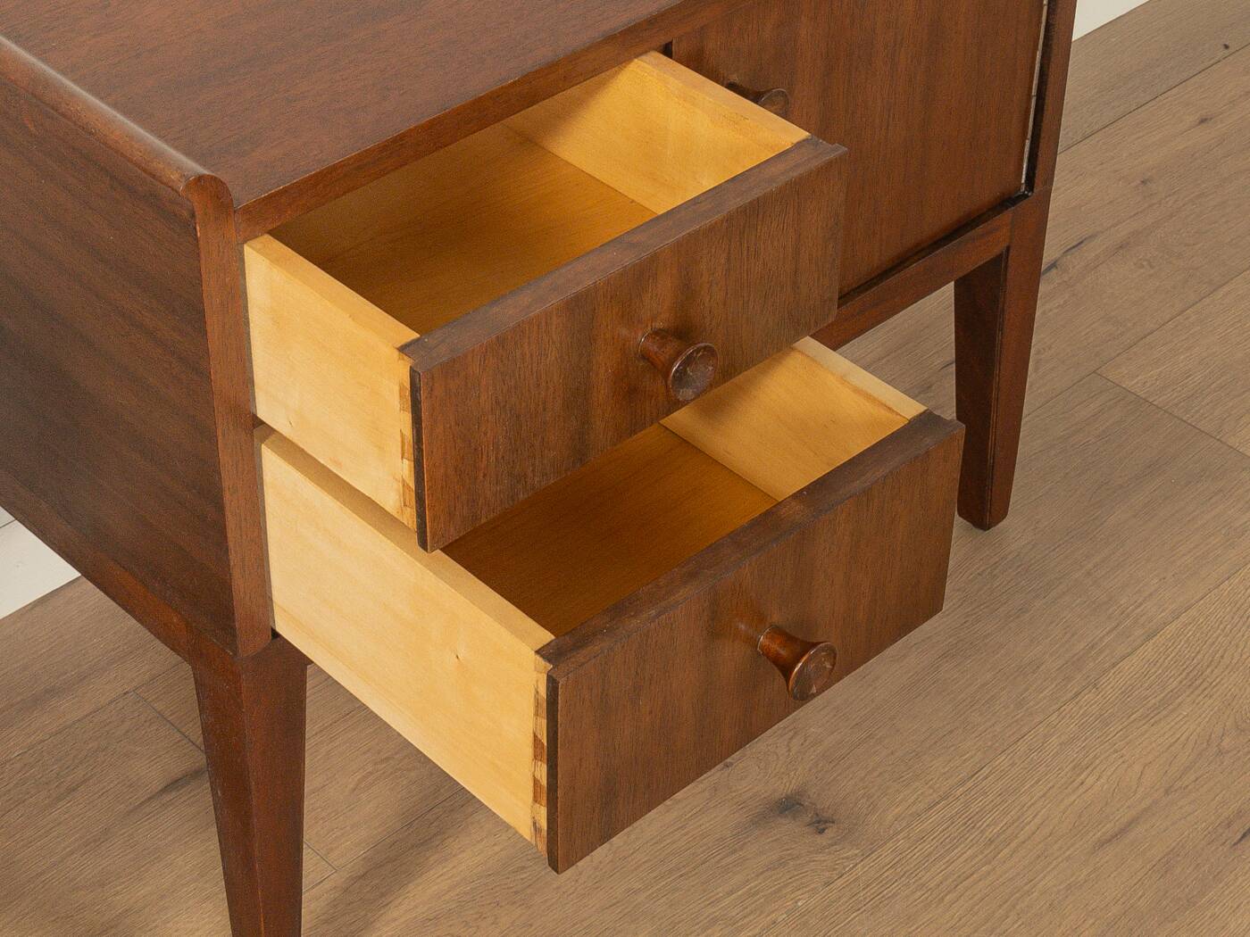 Tables de chevet des années 1920