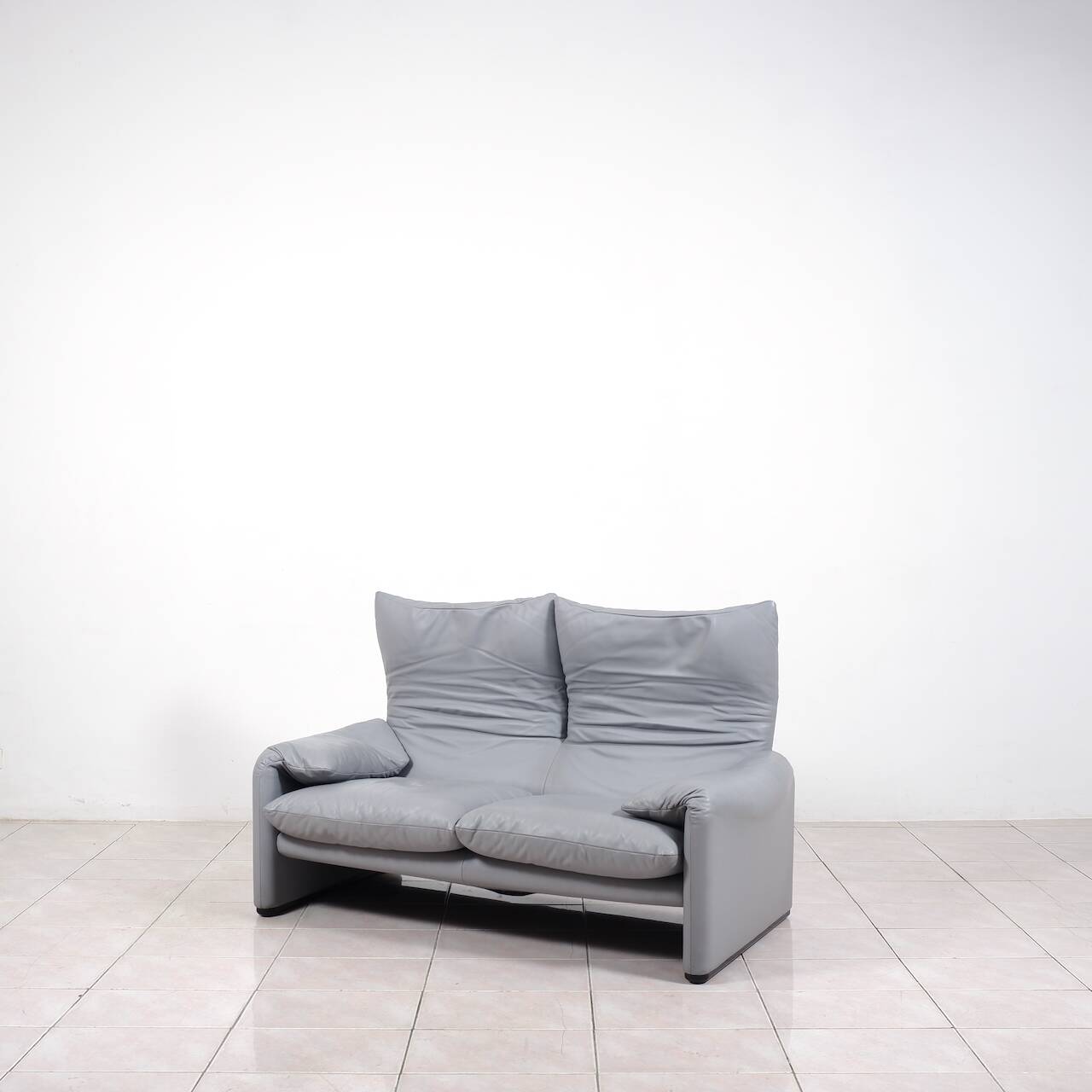 „Maralunga“ leather 2-seater sofa by Vico Magistretti for Cassina, Italy