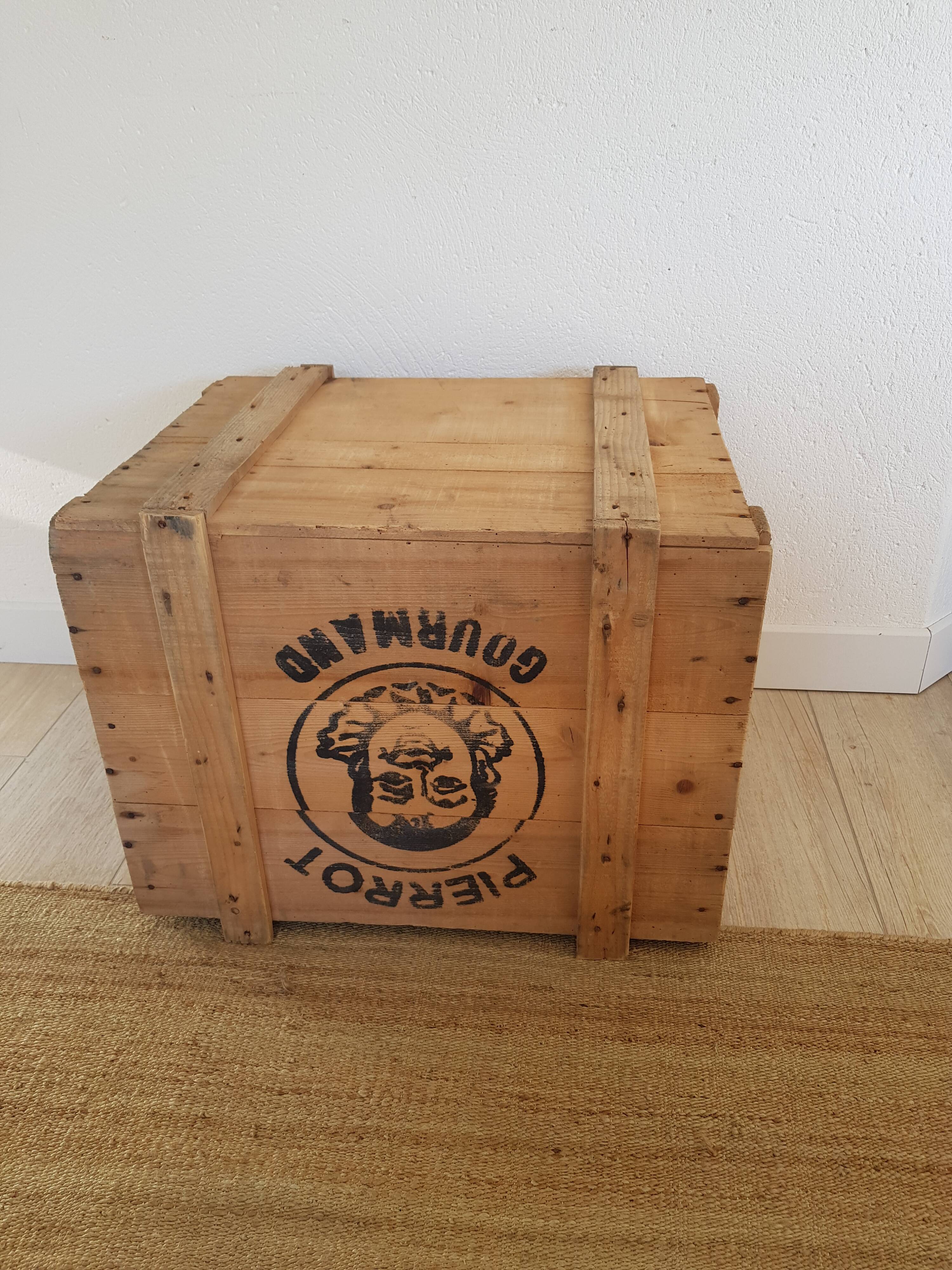 Former pierrot Gourmand wood crate