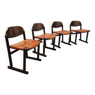 Suite de 4 chaises brutalistes en bois et cuir, 1970