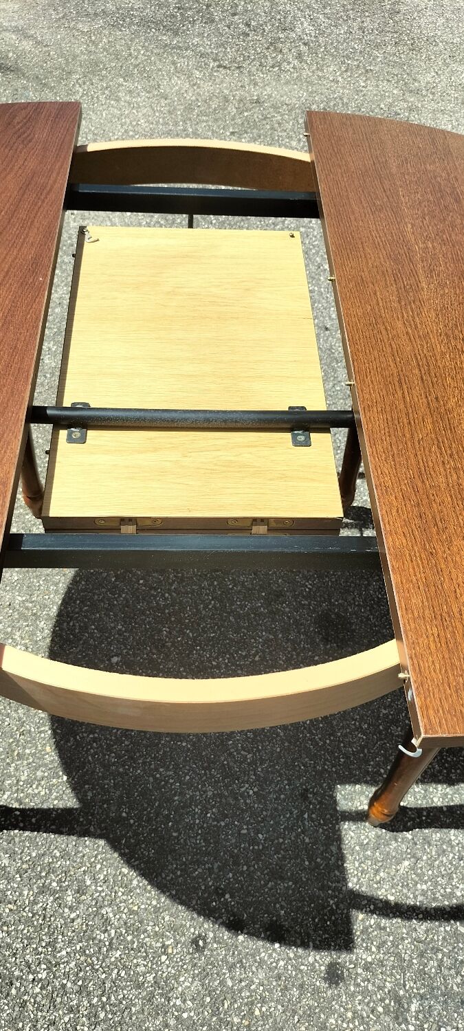 Round table with extensions