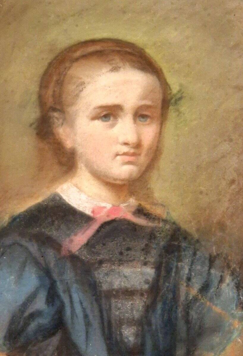 Portrait of a young woman from the Napoleonic III era.