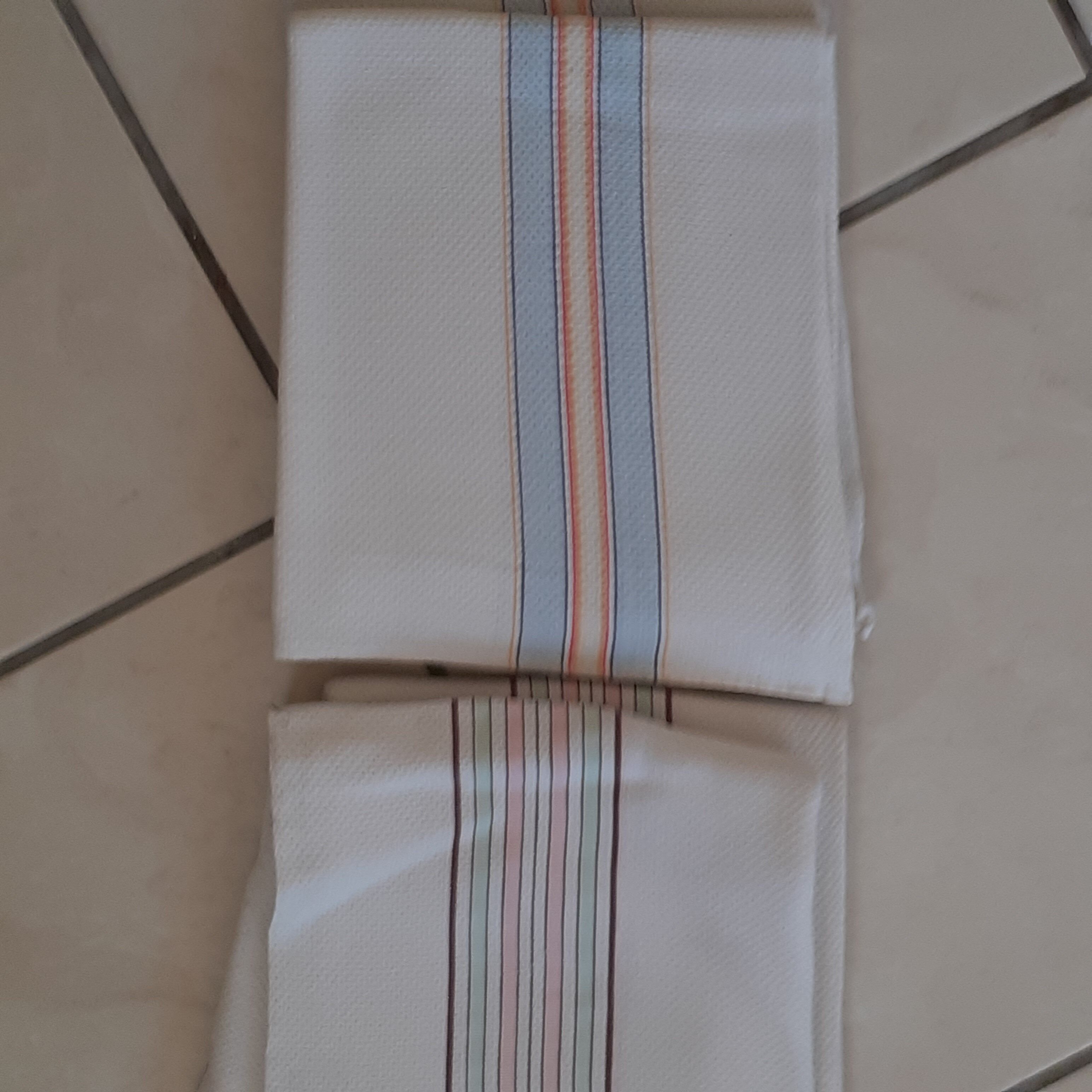 4 honeycomb tea towels. Scratches.