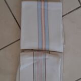 4 honeycomb tea towels. Scratches.