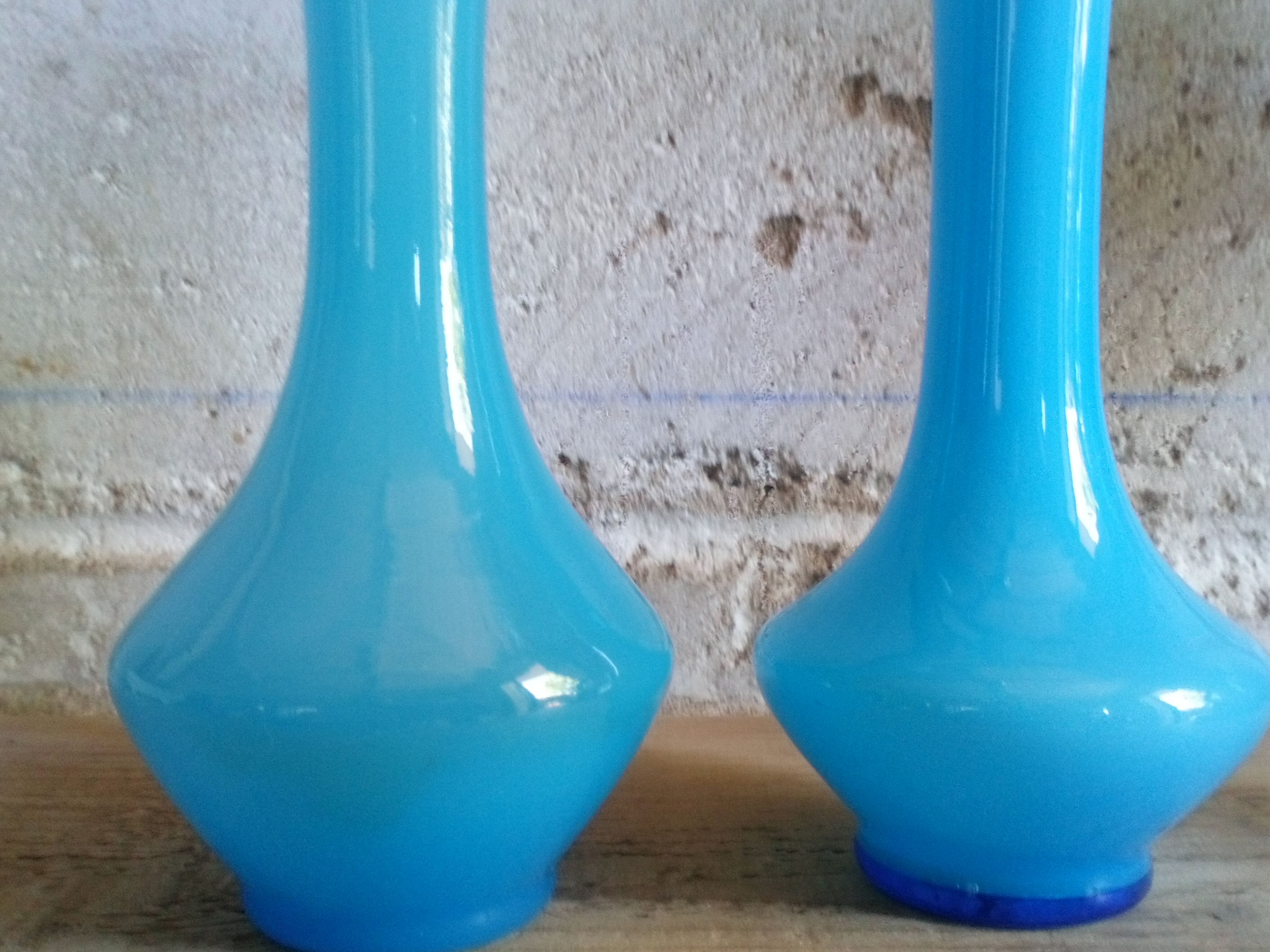 Deux soliflores en verre bleu