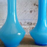 Deux soliflores en verre bleu