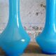 Deux soliflores en verre bleu