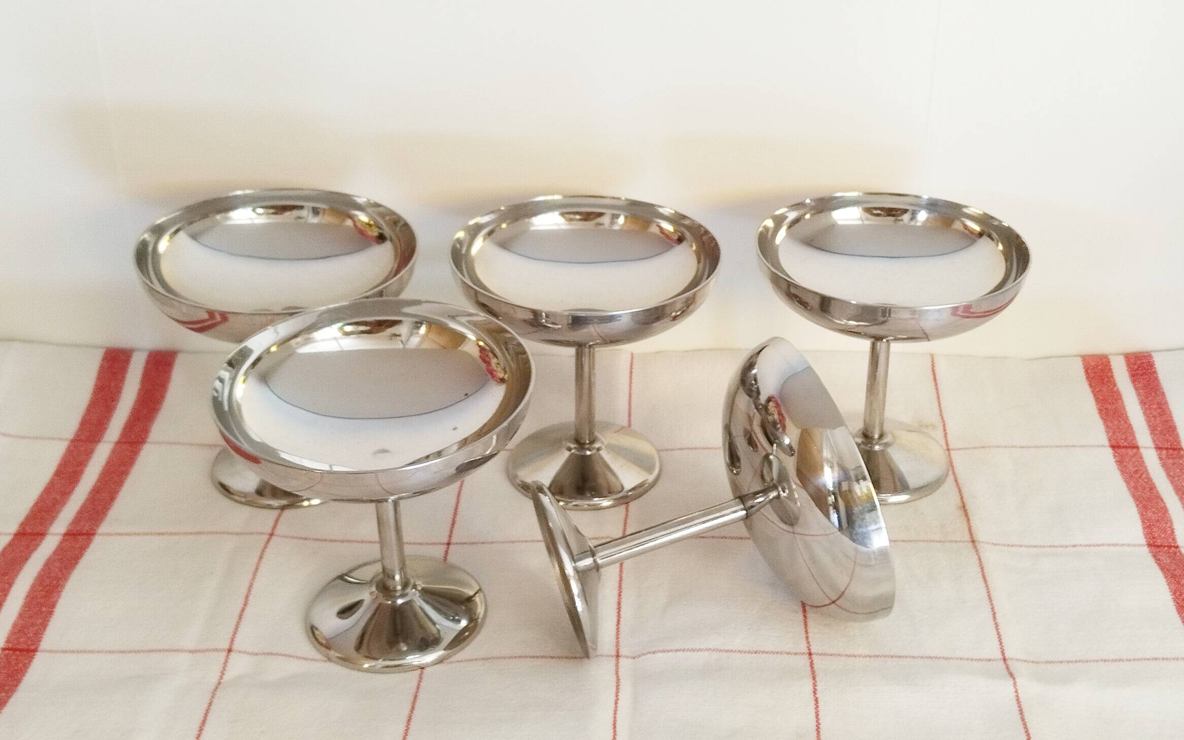Set of 5 ice cream cups on a stand, in 18/10 stainless steel. (ref 5)