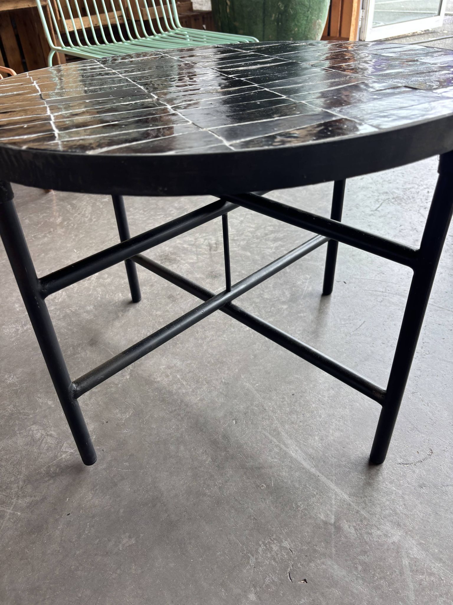 Table basse ronde en zellige noir – Design marocain artisanal 60 cm