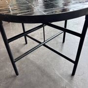 Table basse ronde en zellige noir – Design marocain artisanal 60 cm