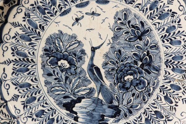Plat en faïence de Delft, signé la griffe de porcelaine