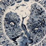 Plat en faïence de Delft, signé la griffe de porcelaine