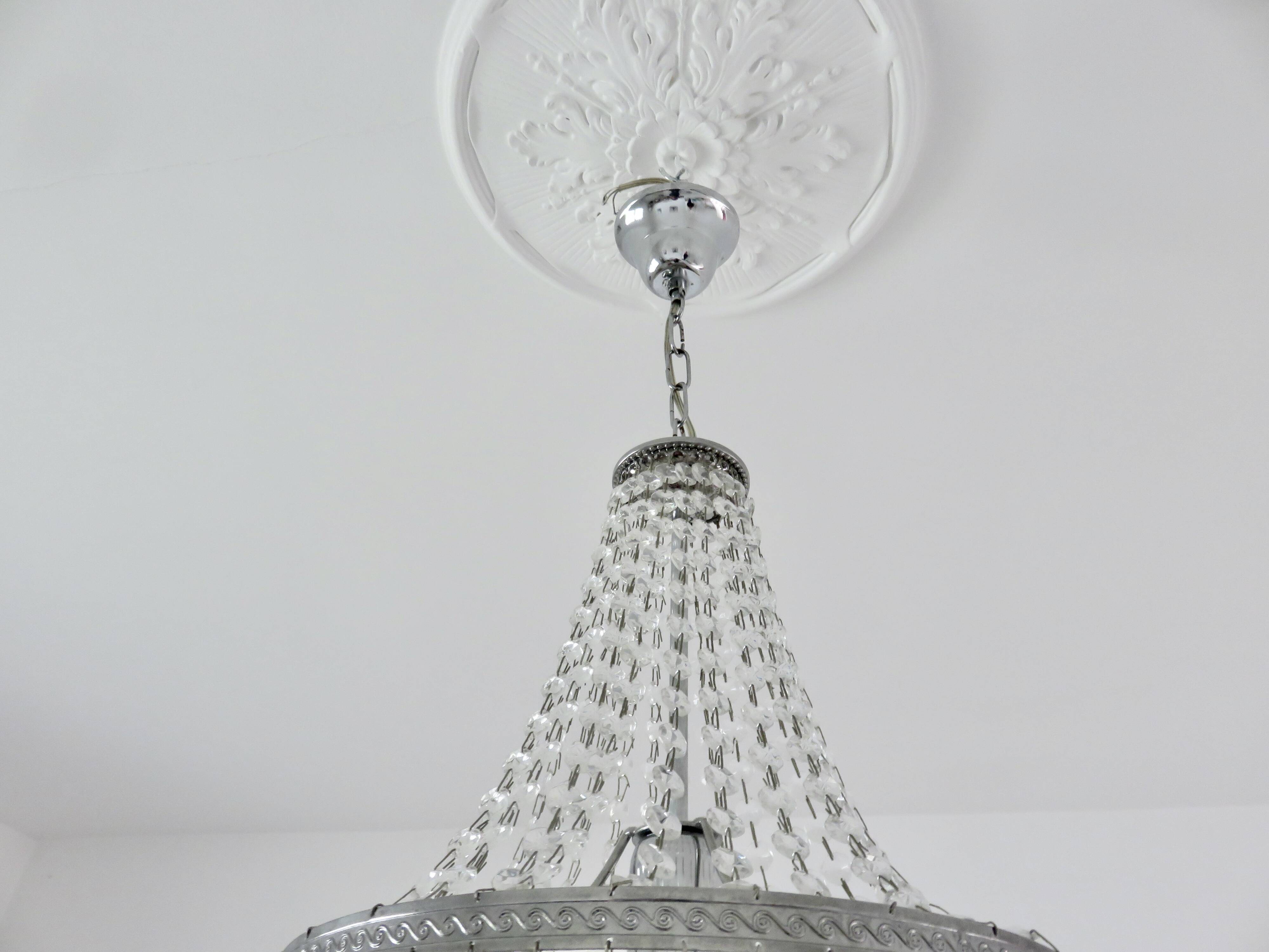 Balloon chandelier with pendants