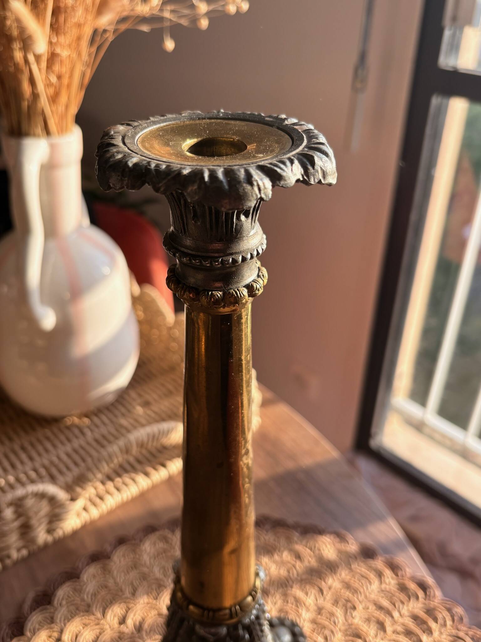 Empire candlestick in gilded and patinated bronze, decorated with acanthus leaves and griffins.