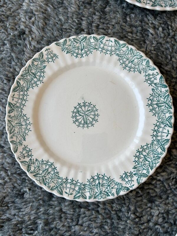 Assiettes plates anciennes terre de fer Longchamp Antonia