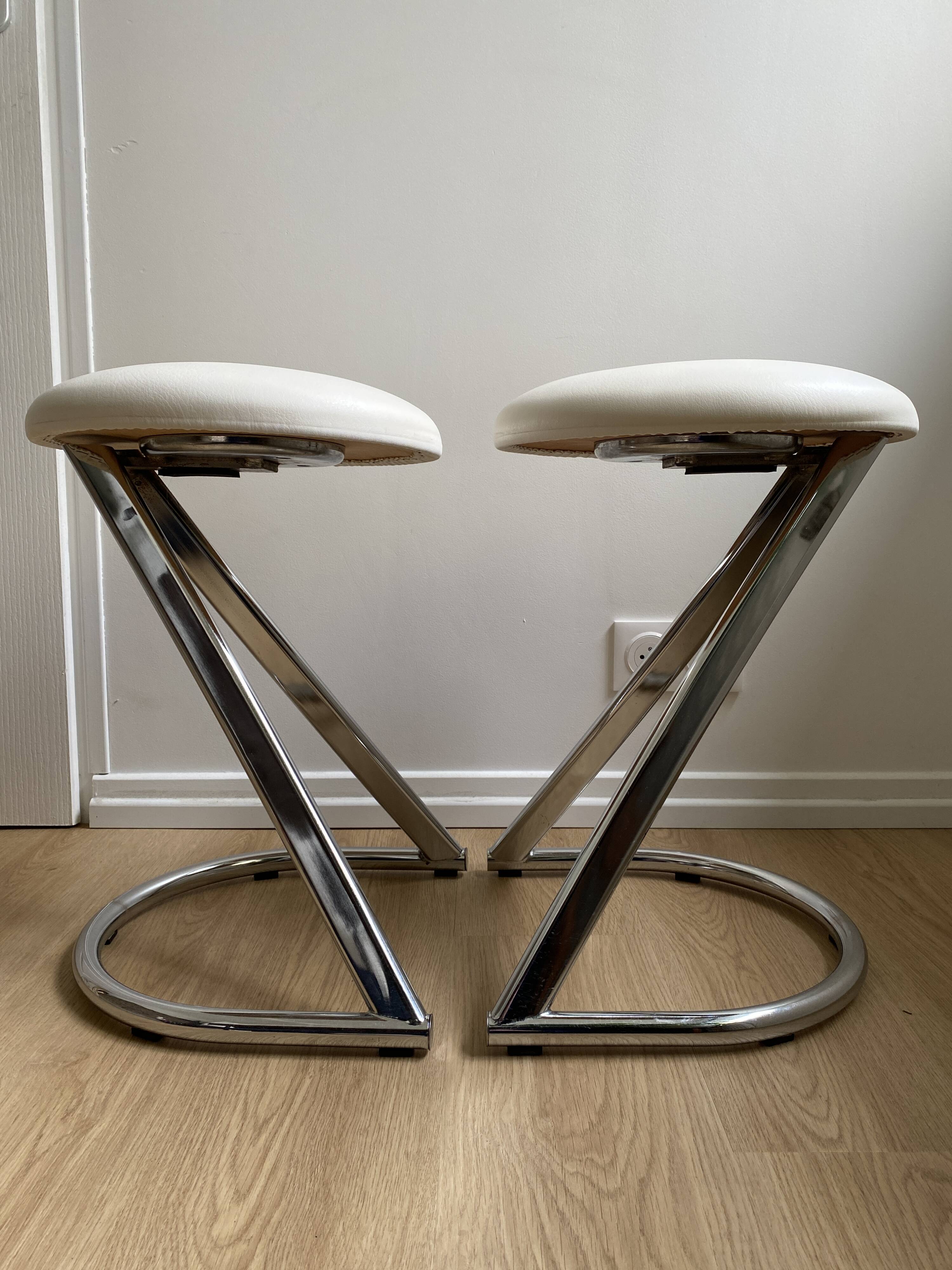 Pair of vintage Z low stools with chrome metal base and white skai seat. H: 49 cm 80s