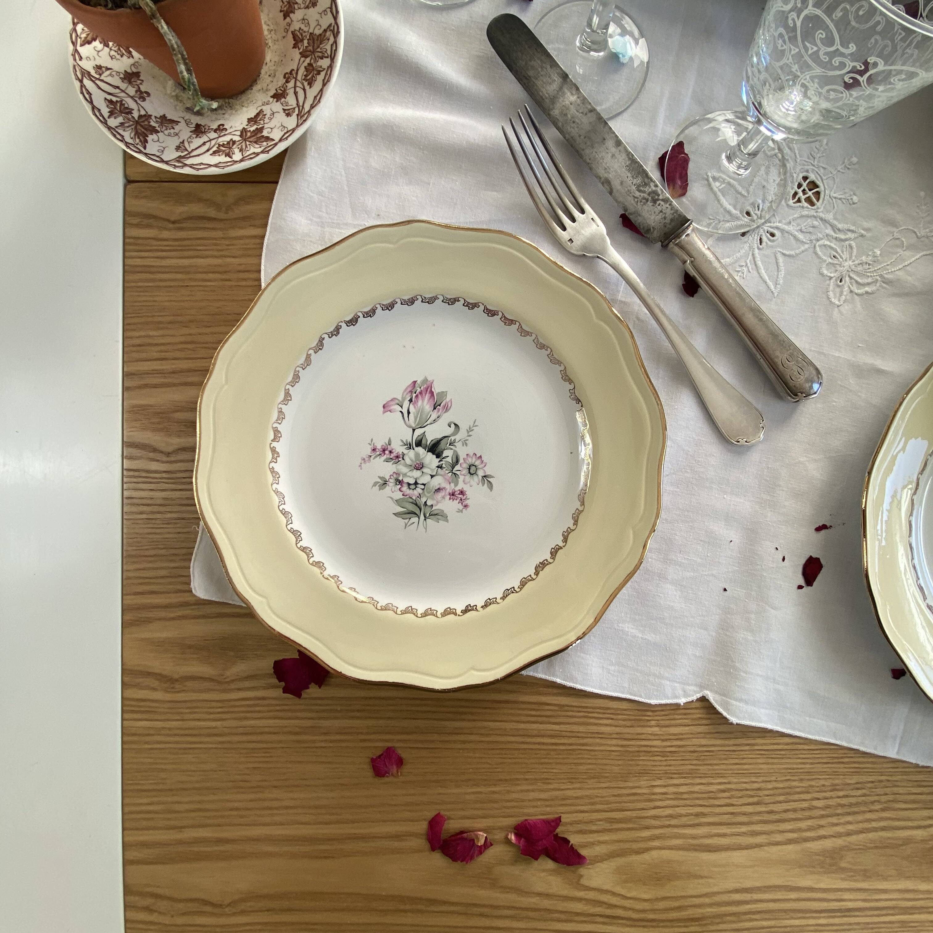 6 antique cream-coloured earthenware dinner plates with gold decoration and flowers.
