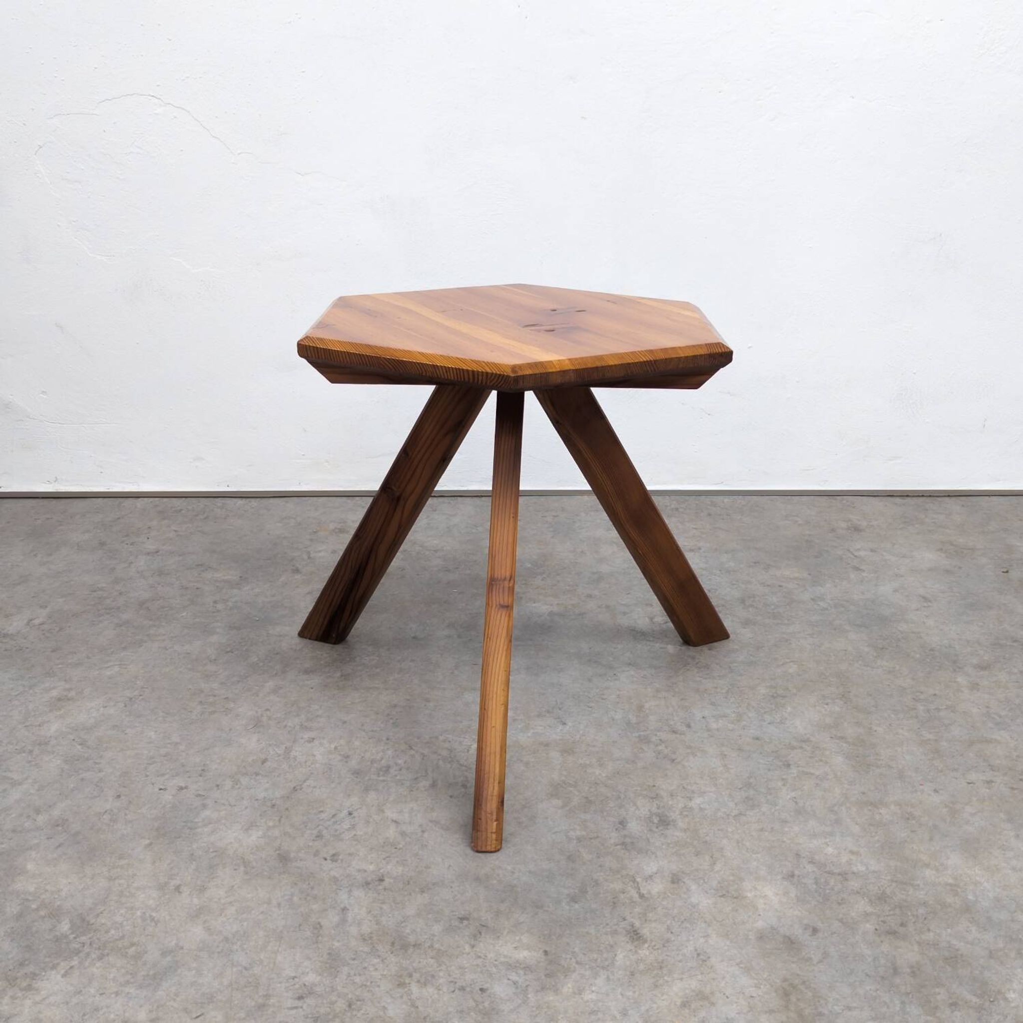 Table d'appoint brutaliste française en pin, années 1970