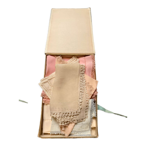 Coffret mouchoirs en soie brodés