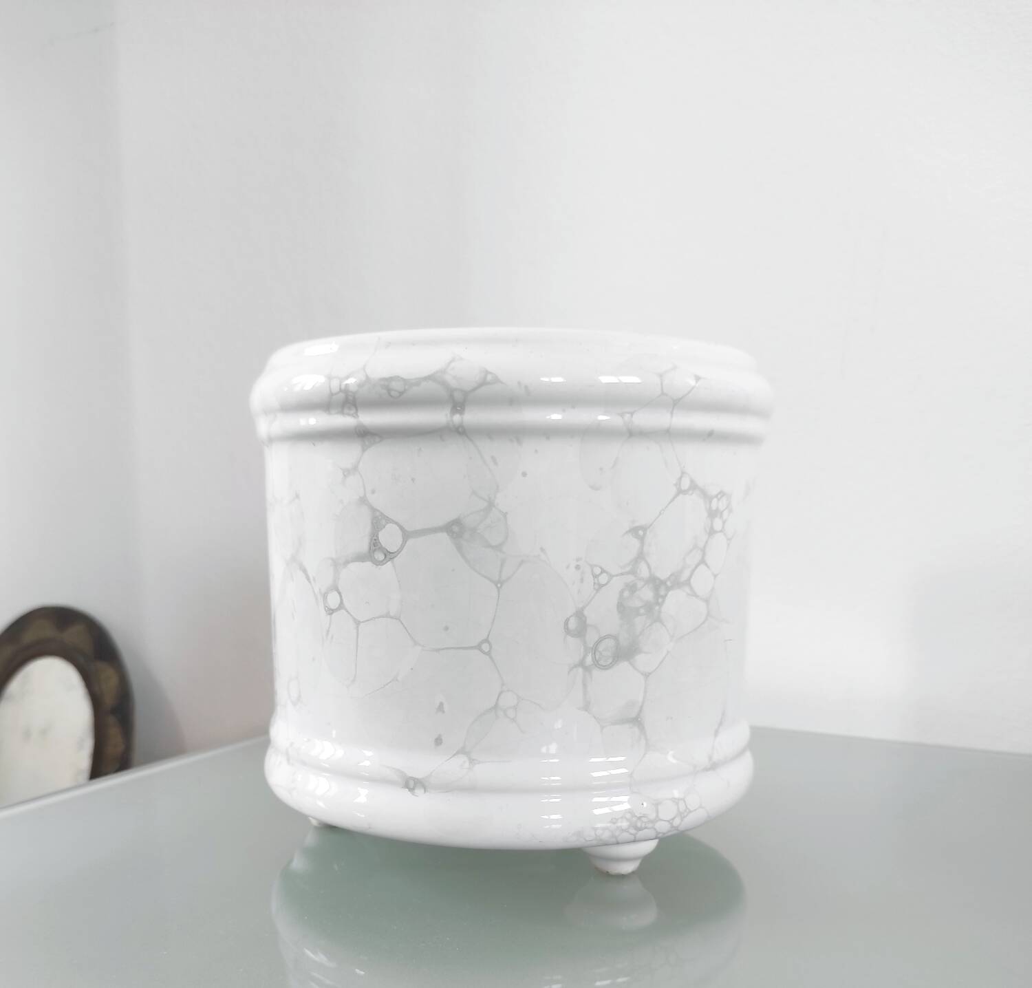 Vintage tripod cache-pot in glazed earthenware with a bubble decoration.