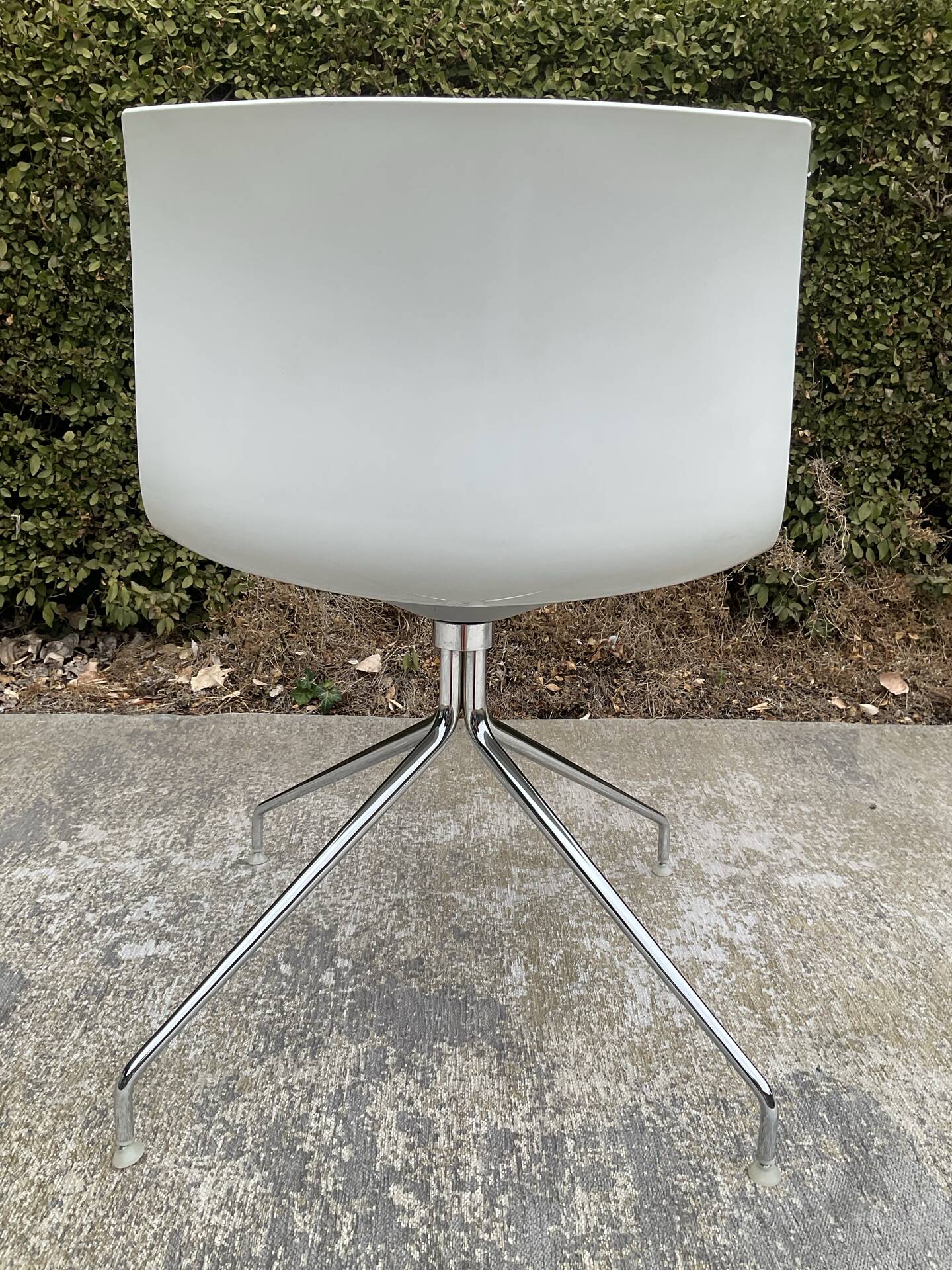 Chaise pivotante Catifa édition Arper par Lievore Alther